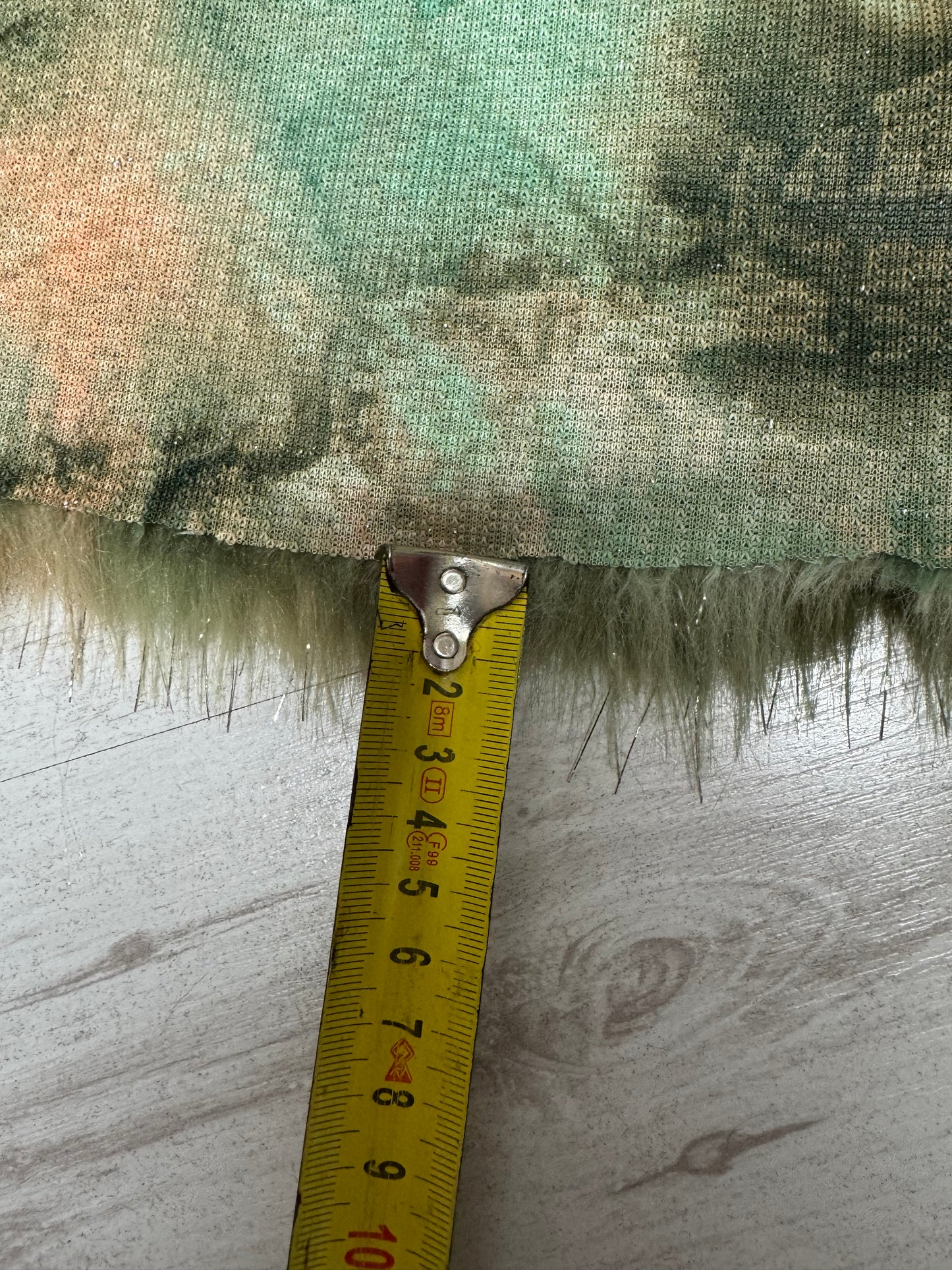 Tissu fourrure synthétique vert et pêche poils mi-longs création artisanale