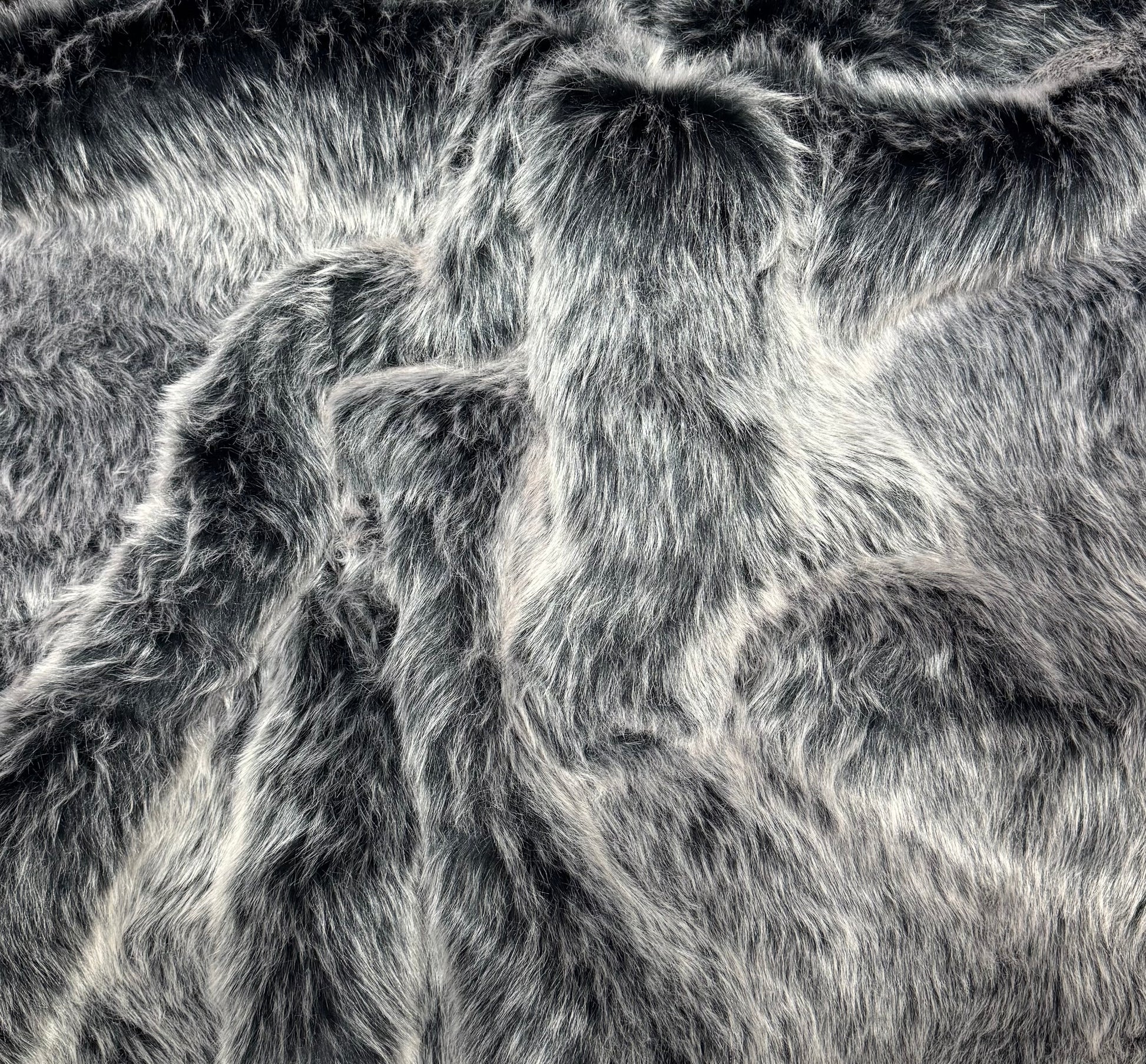 Fausse fourrure noire à pointes blanches poils longs 5 cm vendue à la coupe pour peluches et couture