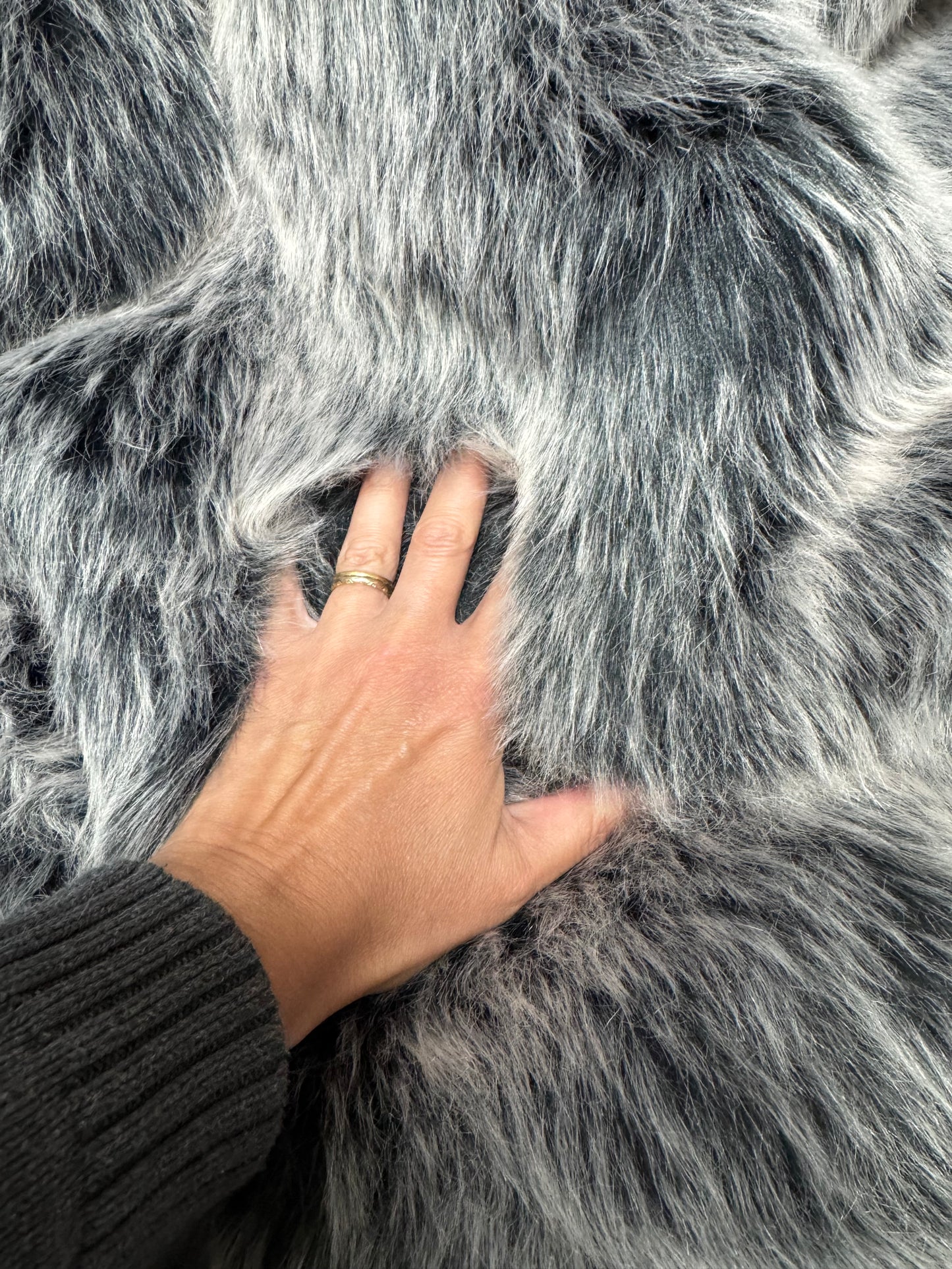 Tissu fausse fourrure noire effet loup à pointes blanches pour création de peluches et fursuit