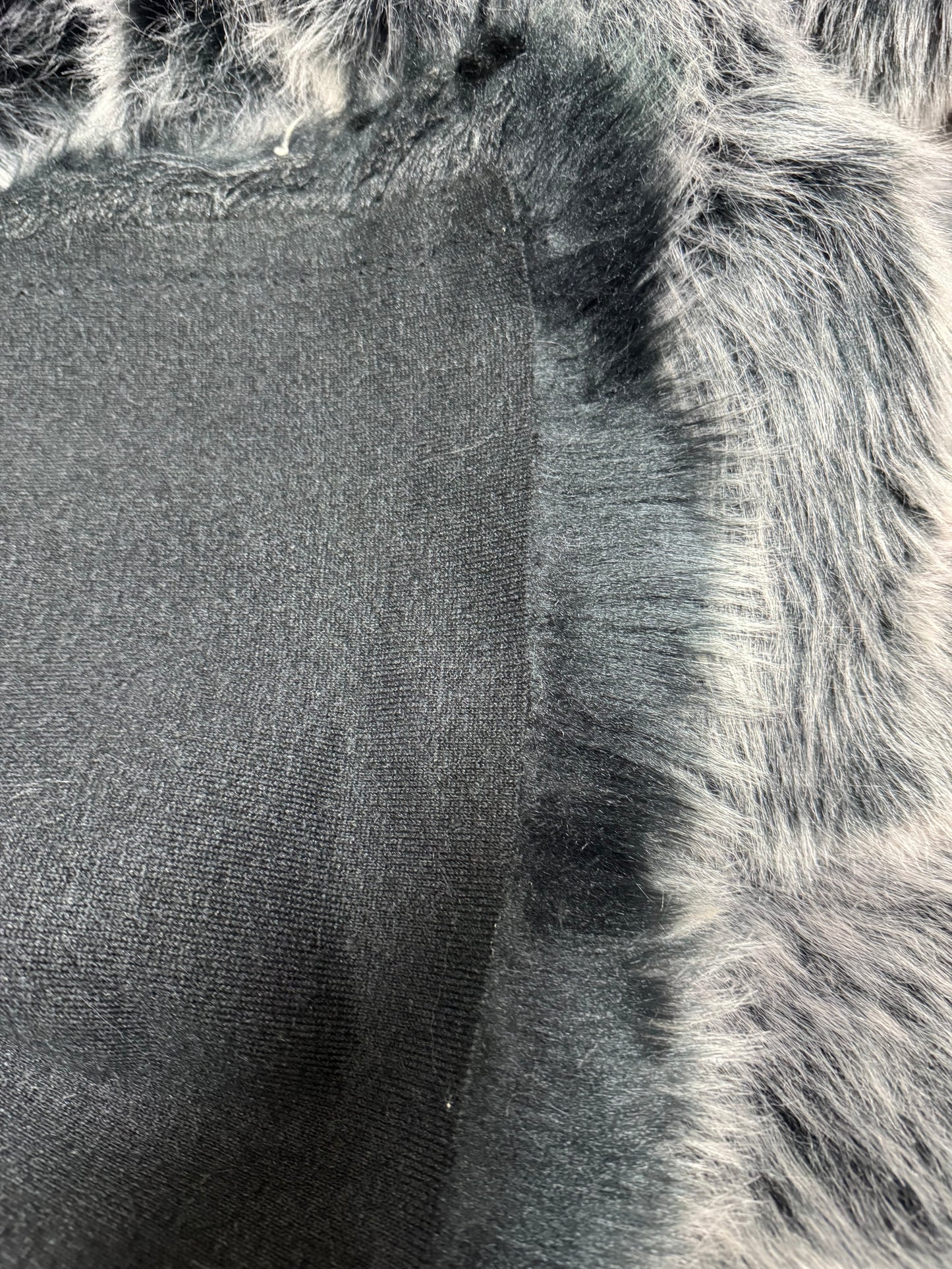 Fausse fourrure noire réaliste à poils longs avec pointes blanches pour créations artisanales