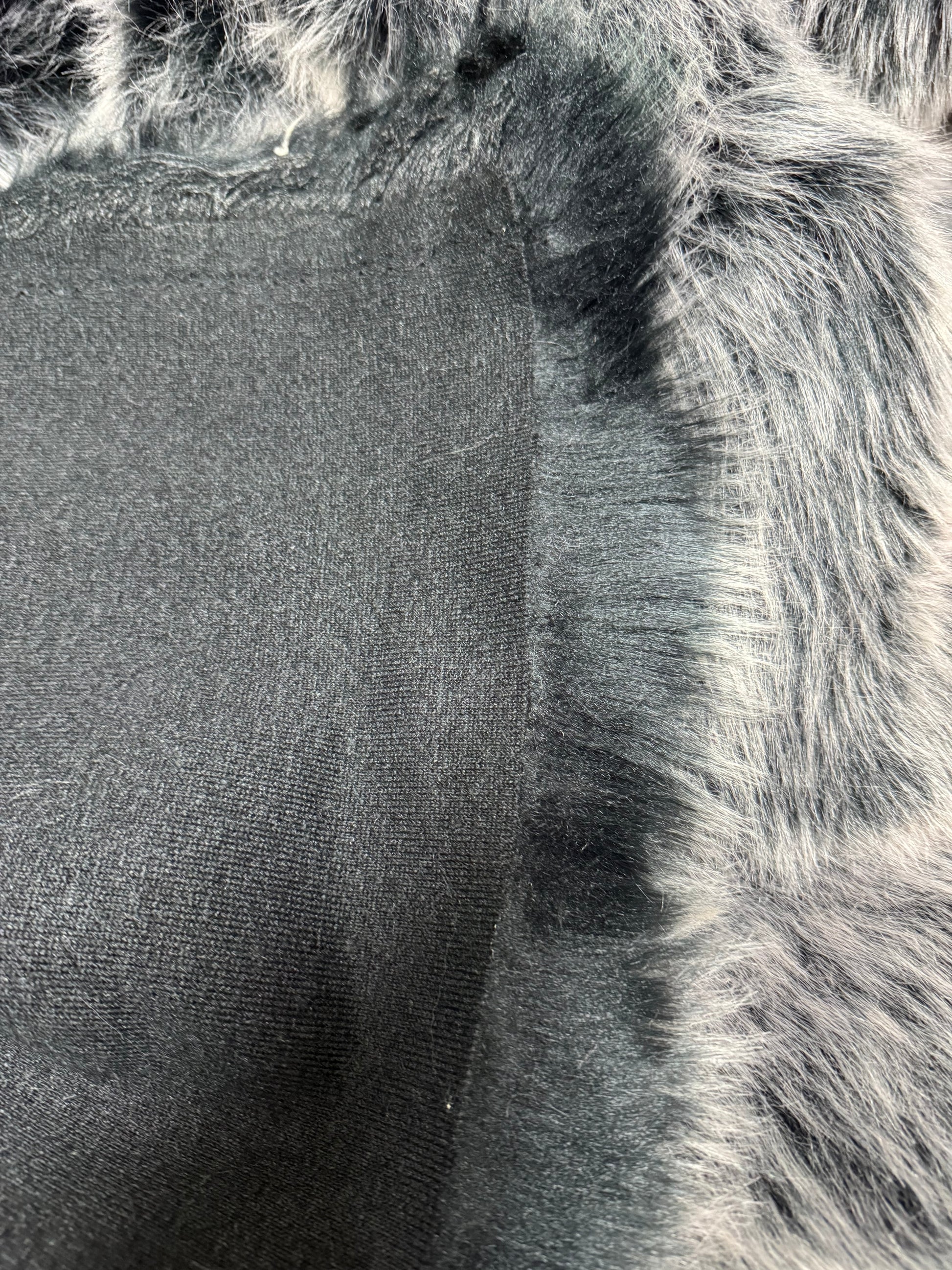 Fausse fourrure noire réaliste à poils longs avec pointes blanches pour créations artisanales