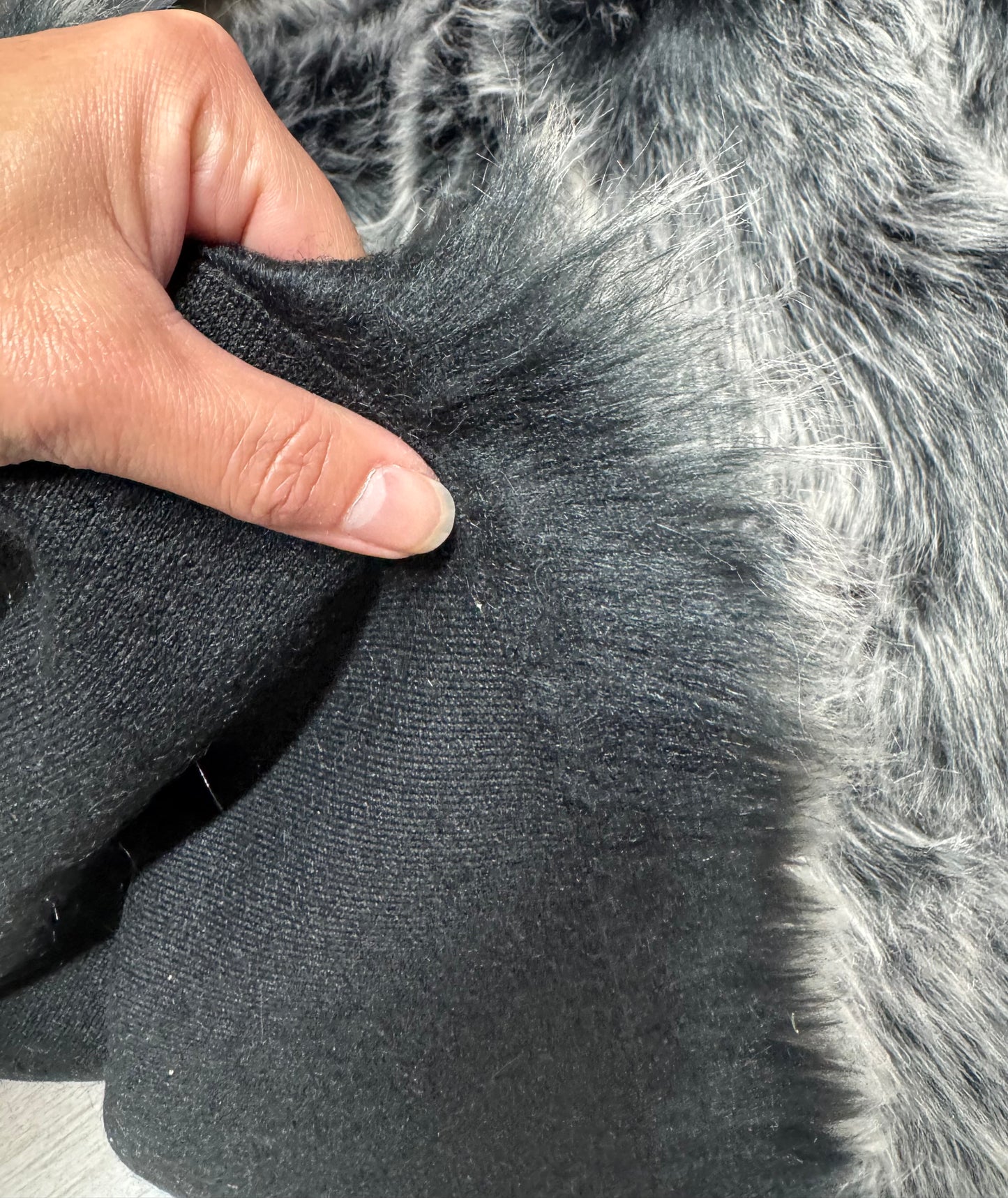 Fausse fourrure synthétique noire poils longs 5 cm vendue par 10 cm pour couture créative