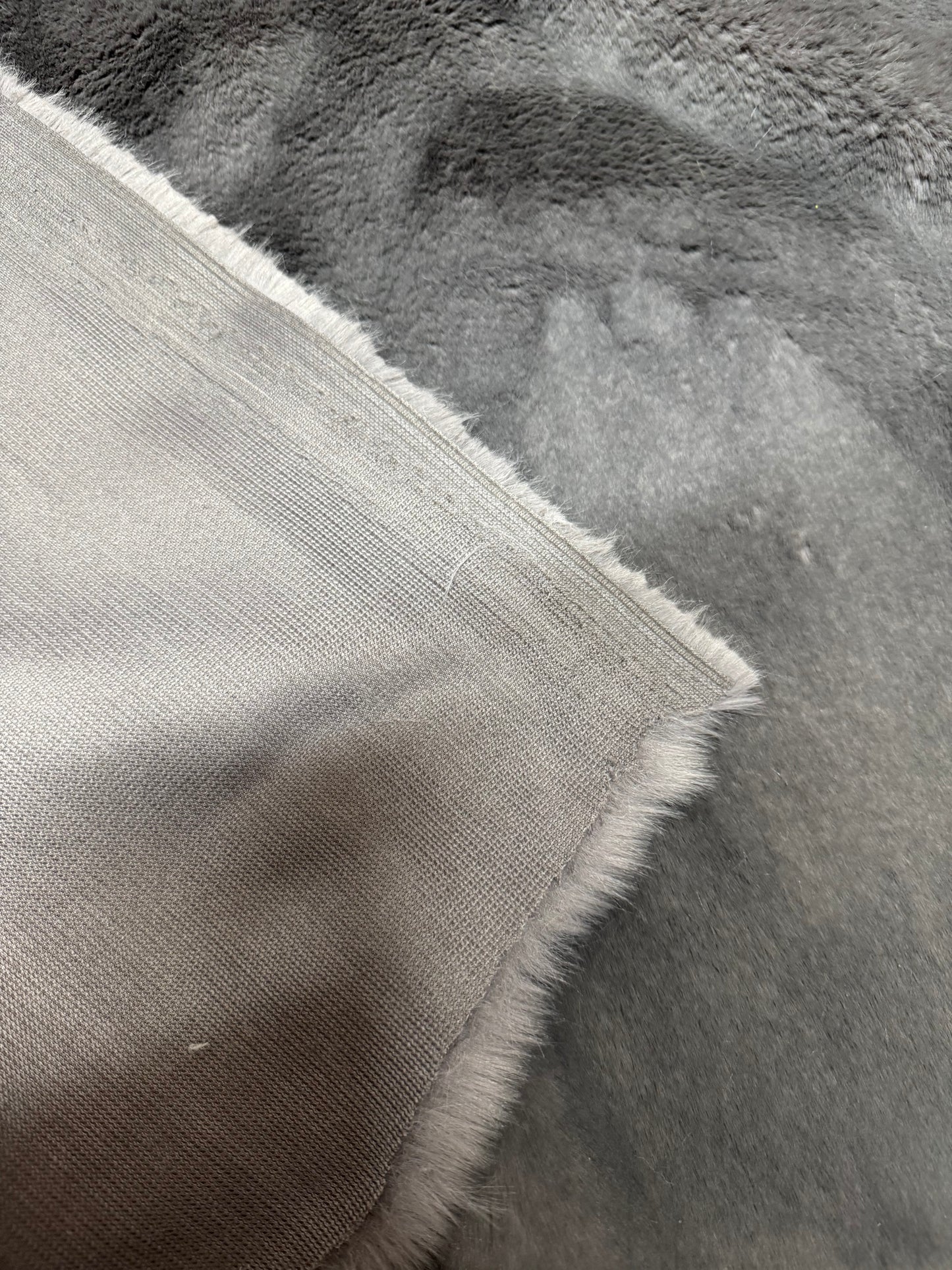 Tissu fourrure synthétique gris taupe poils mi-longs création peluche
