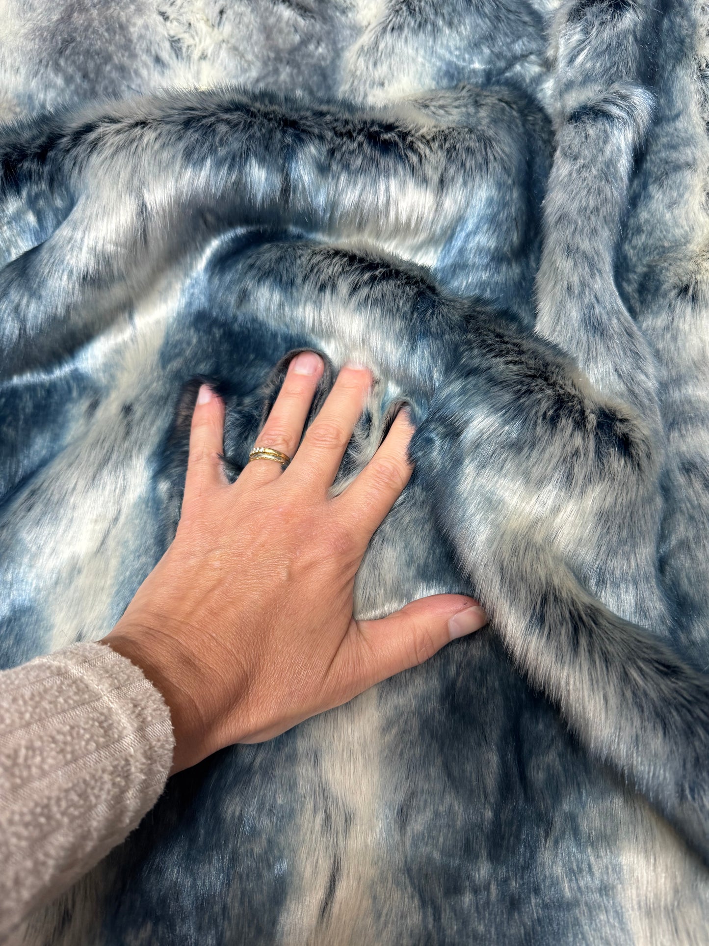 Fausse fourrure bleu marbré blanche couture ours de collection