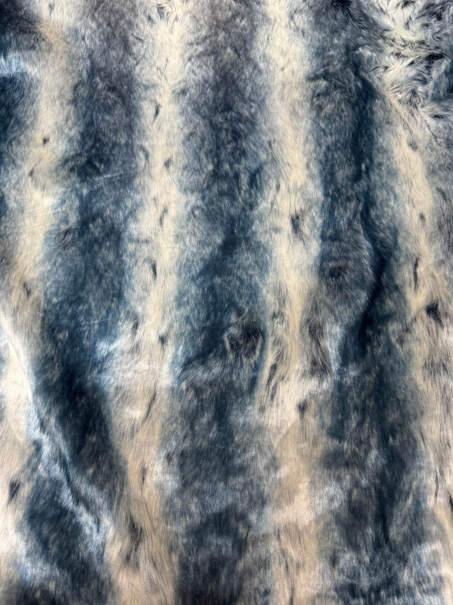 Tissu fourrure synthétique bleu et blanc création peluche artisanale