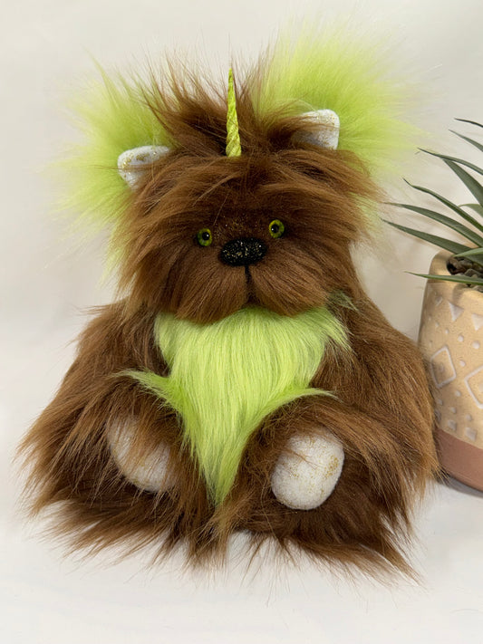 Licorne de collection artisanale Amarante 24 cm en fausse fourrure verte et marron, pièce unique articulée à l’ancienne