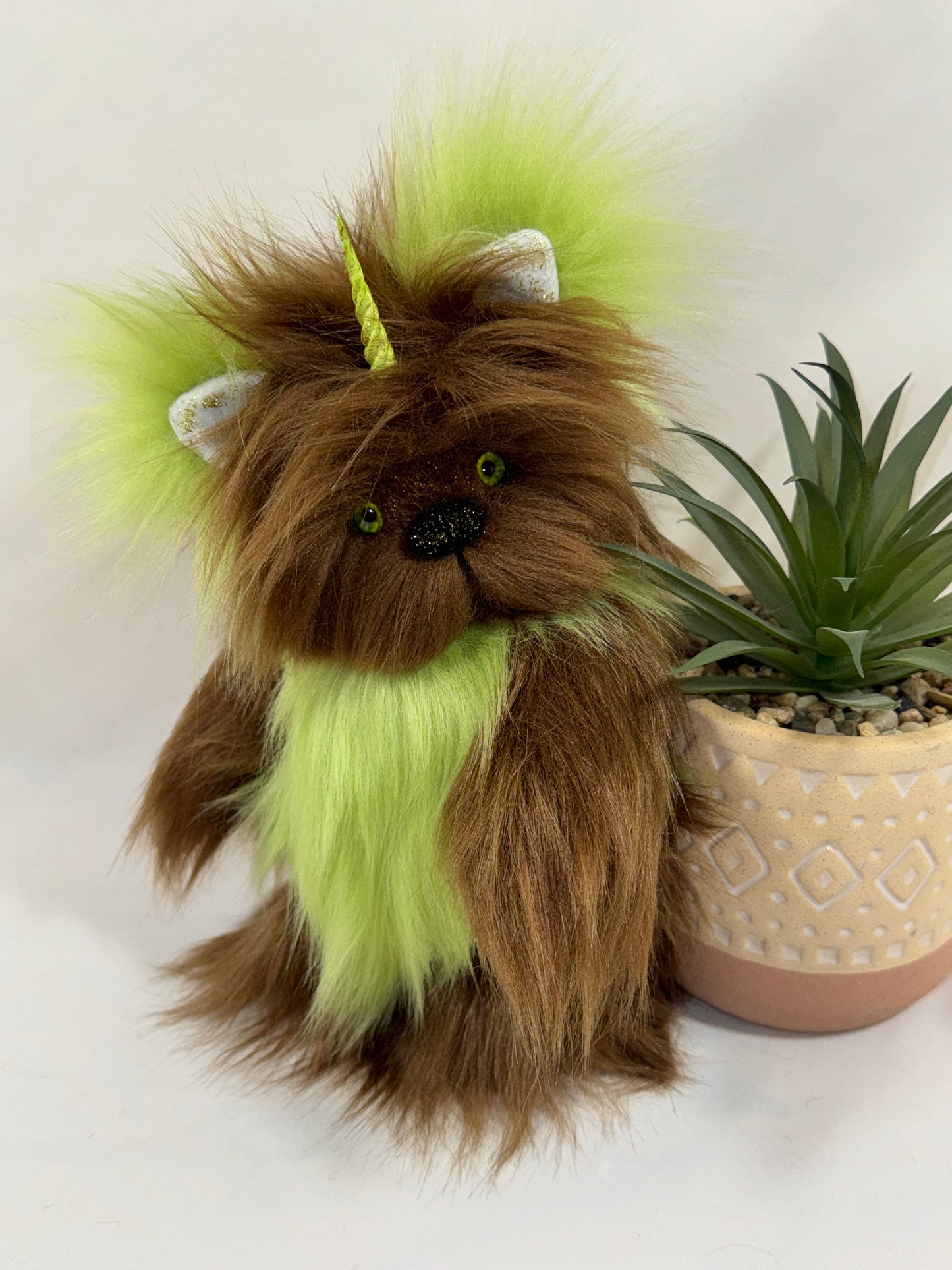 Création artisanale licorne de collection OOAK Amarante avec yeux de verre verts et corne scintillante