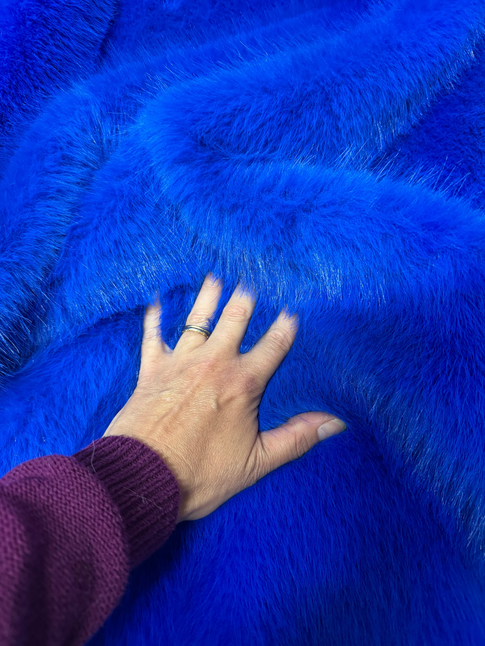 Tissu fourrure synthétique bleu électrique création peluche cosplay