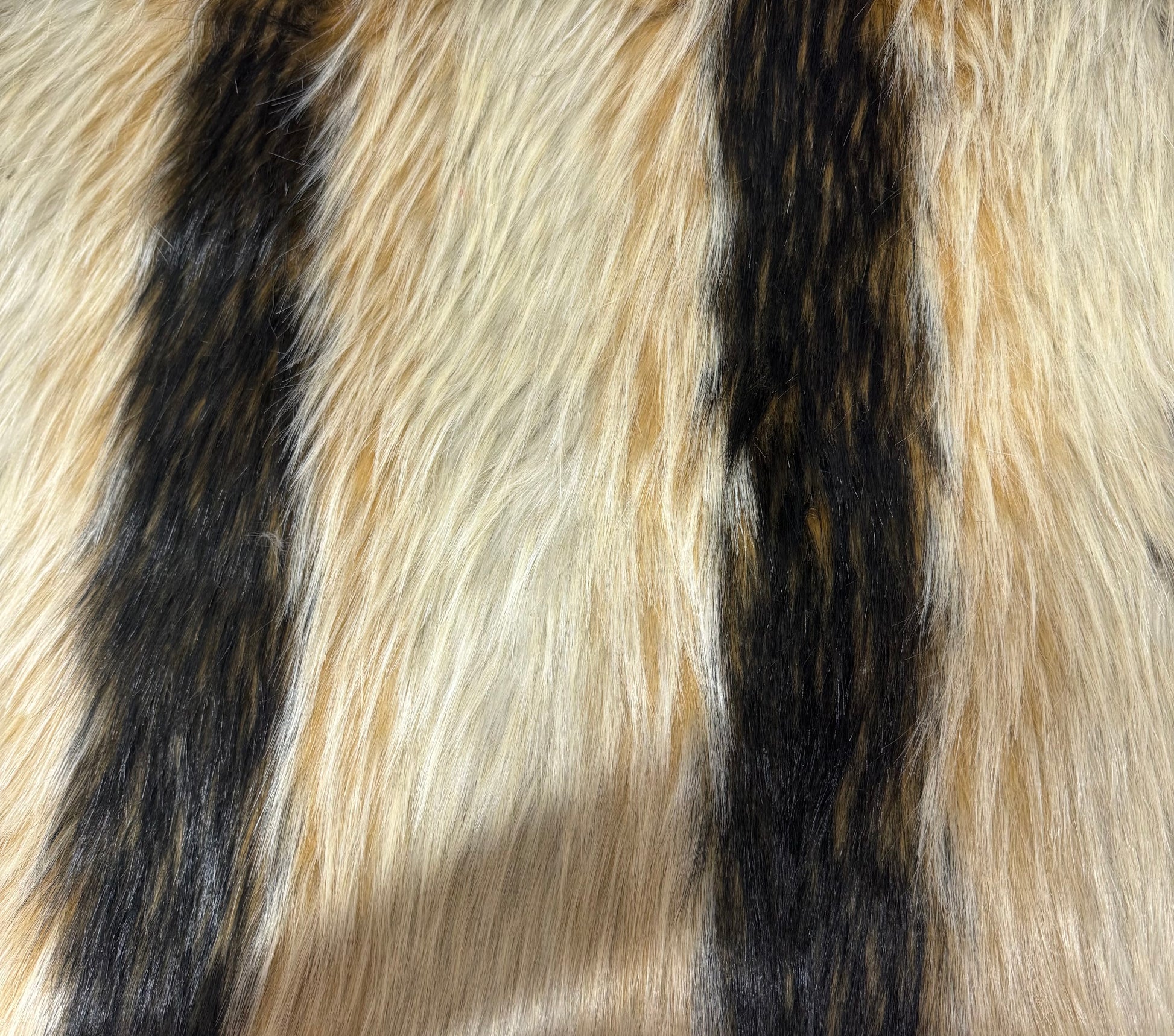 Fausse fourrure longue beige et noire réaliste couture ours de collection