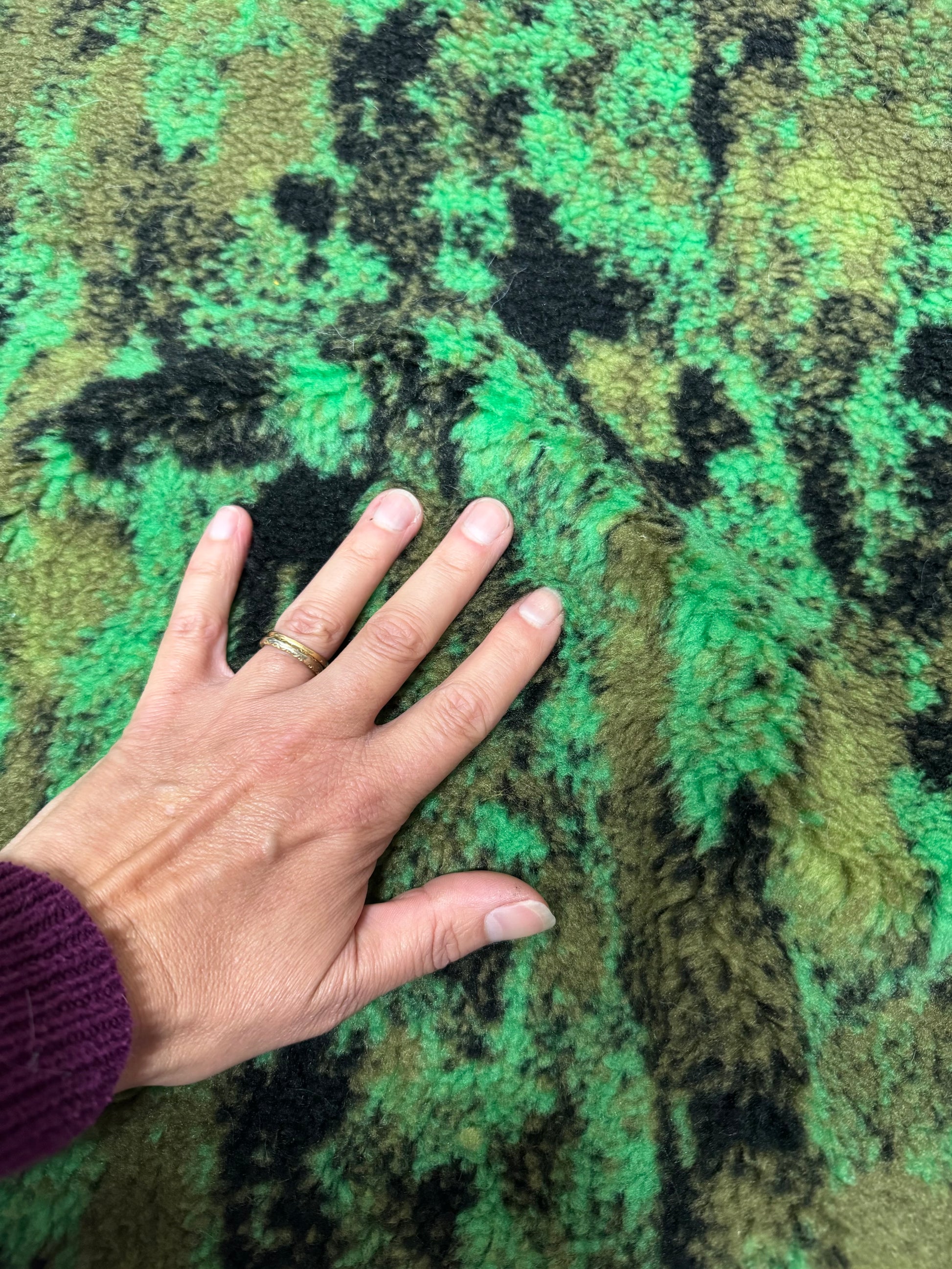 Fausse fourrure bouclée verte effet mouton pour couture peluche