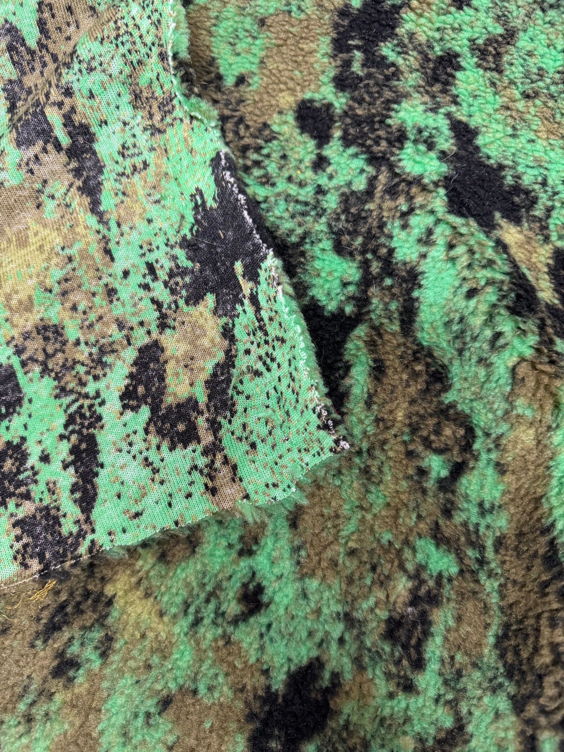 Tissu fourrure synthétique texturé vert marron création ours de collection