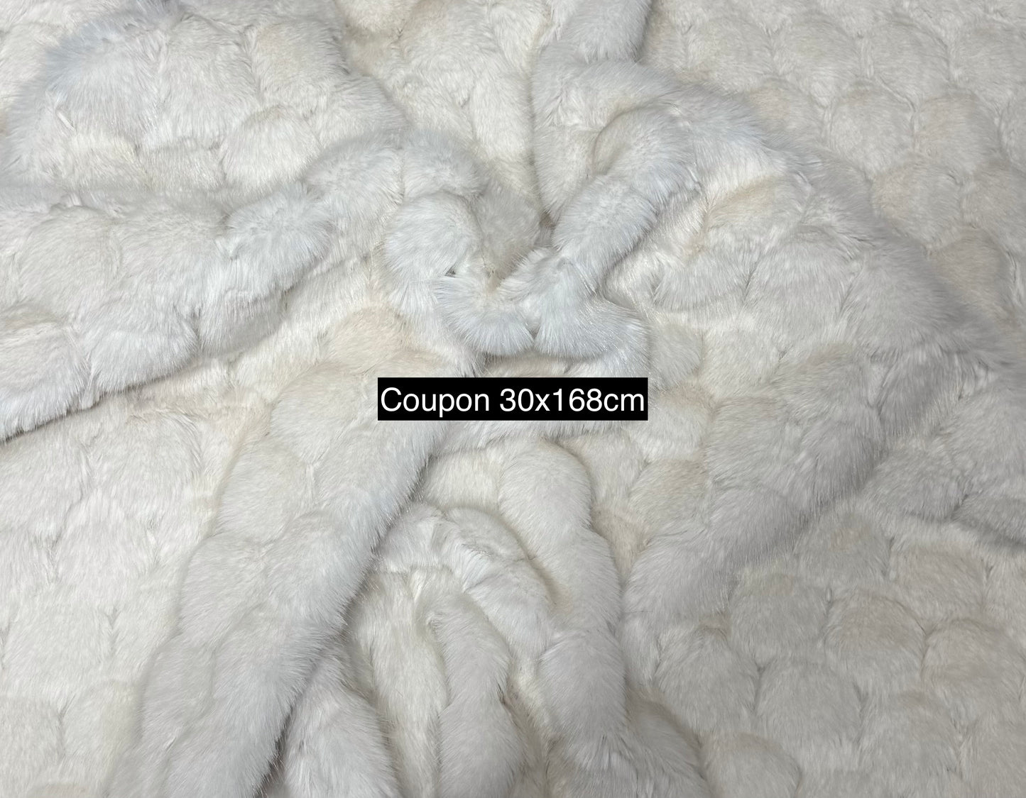 Coupon tissu fausse fourrure texturée blanc cassé très douce à poils mi-longs 30cm x 168cm