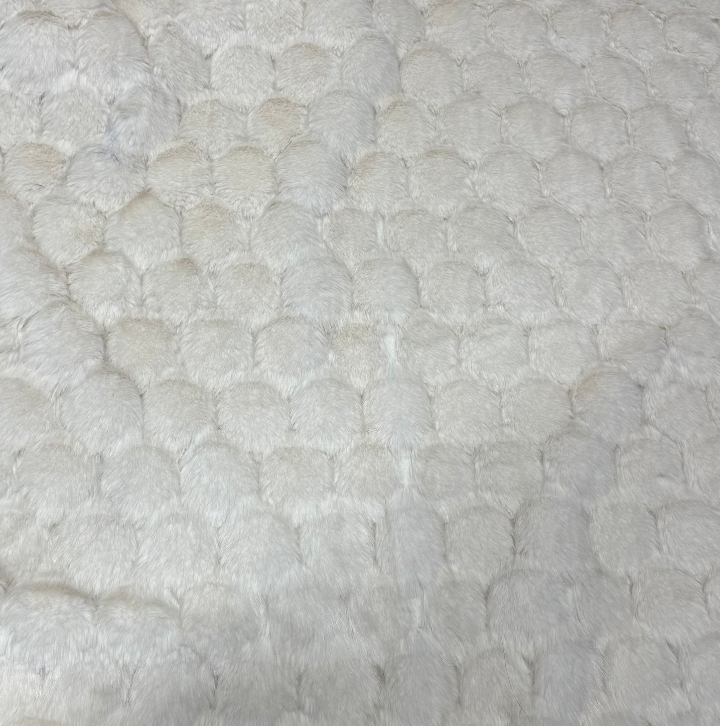 Coupon tissu fausse fourrure texturée blanc cassé très douce à poils mi-longs 30cm x 168cm