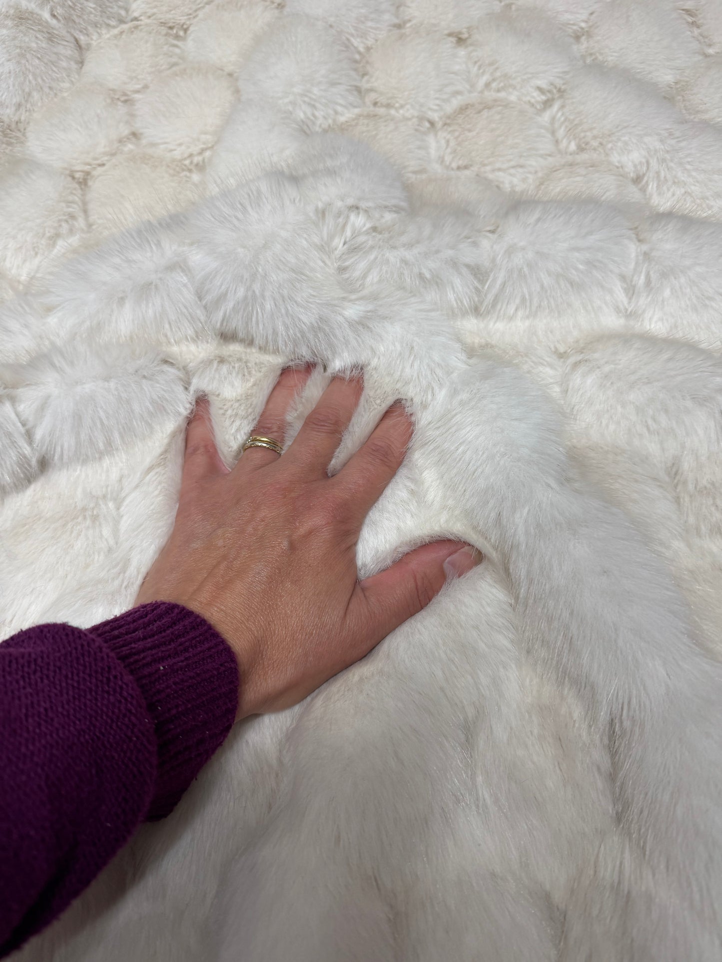 Coupon tissu fausse fourrure texturée blanc cassé très douce à poils mi-longs 30cm x 168cm