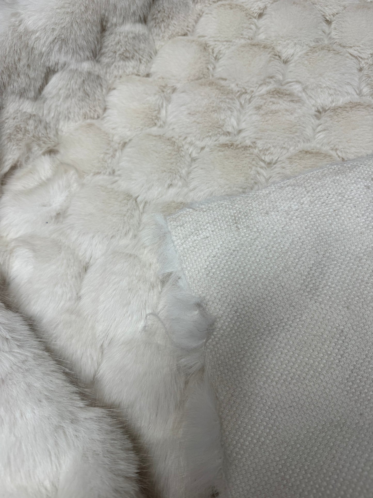 Coupon tissu fausse fourrure texturée blanc cassé très douce à poils mi-longs 30cm x 168cm