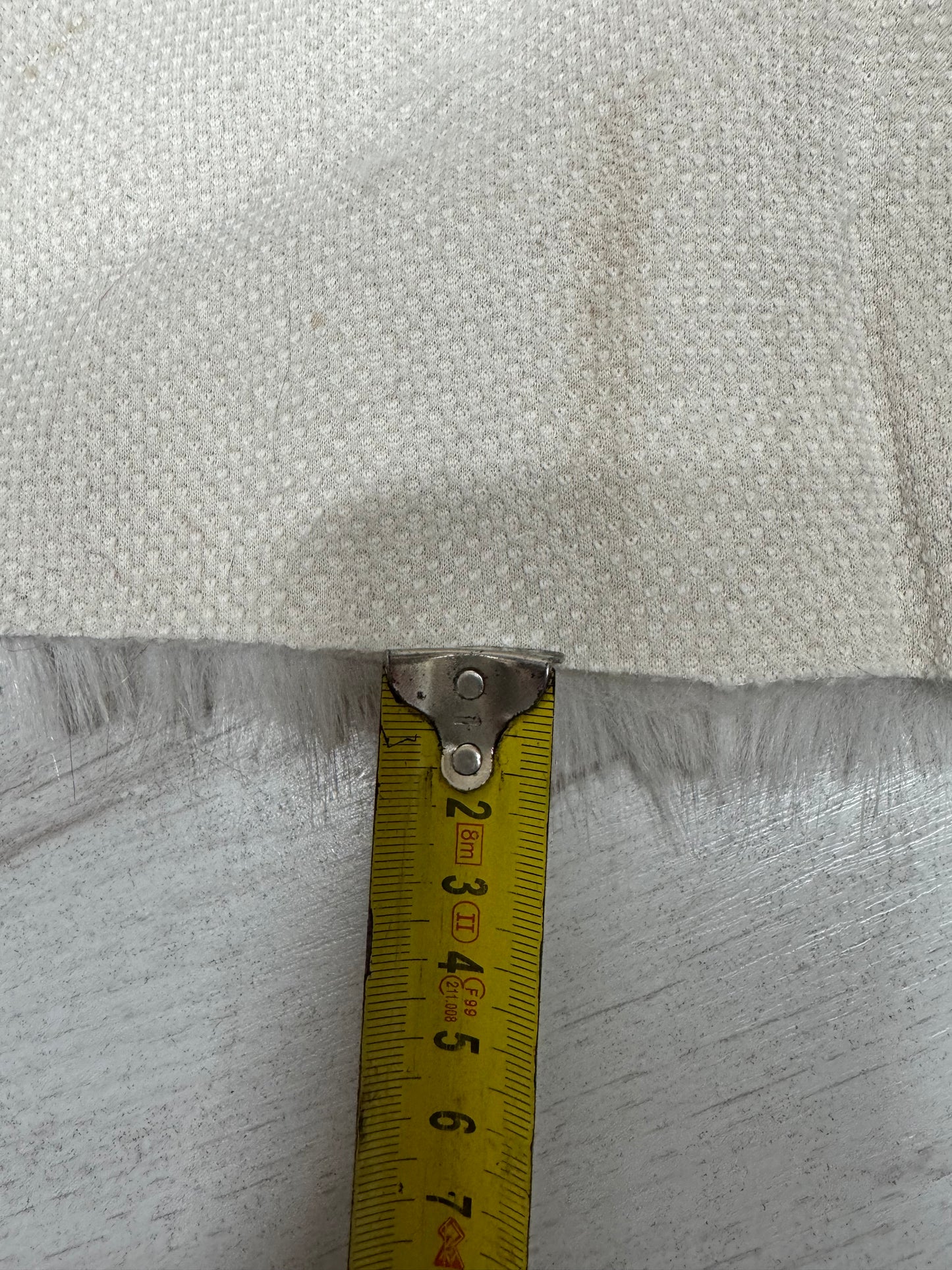 Coupon tissu fausse fourrure texturée blanc cassé très douce à poils mi-longs 30cm x 168cm