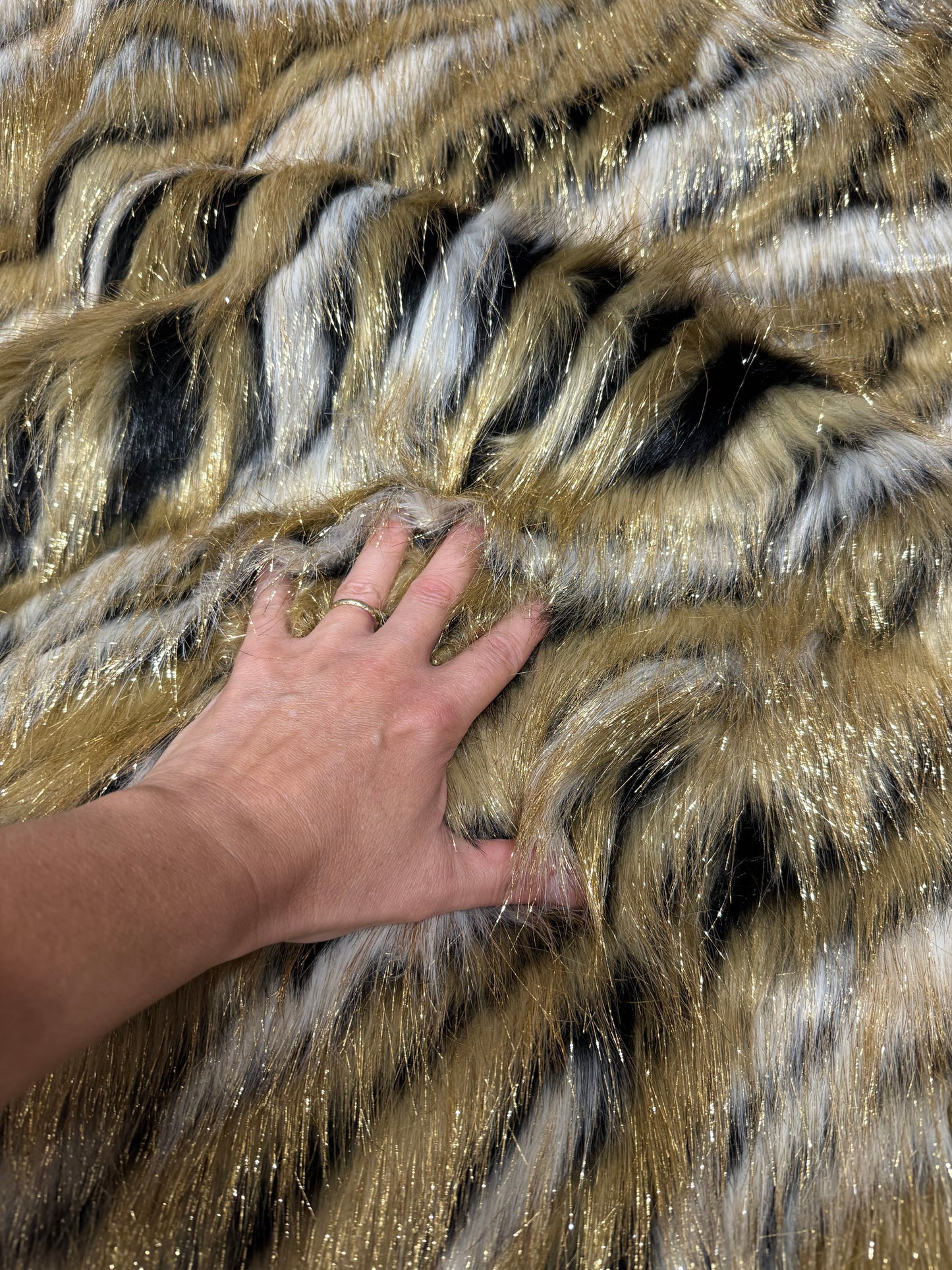 Fausse fourrure animalier zébré doré brillante couture peluche