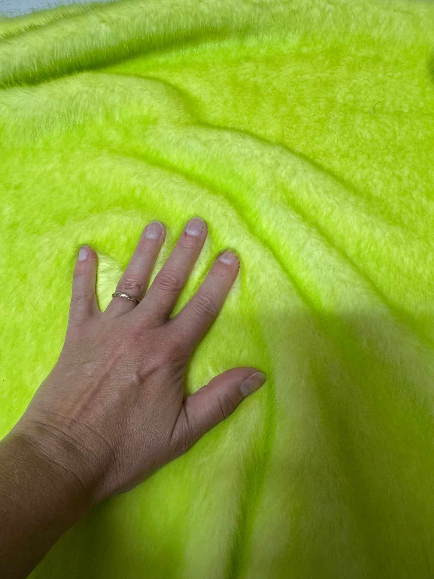 Tissu fausse fourrure vert lime largeur 173 cm