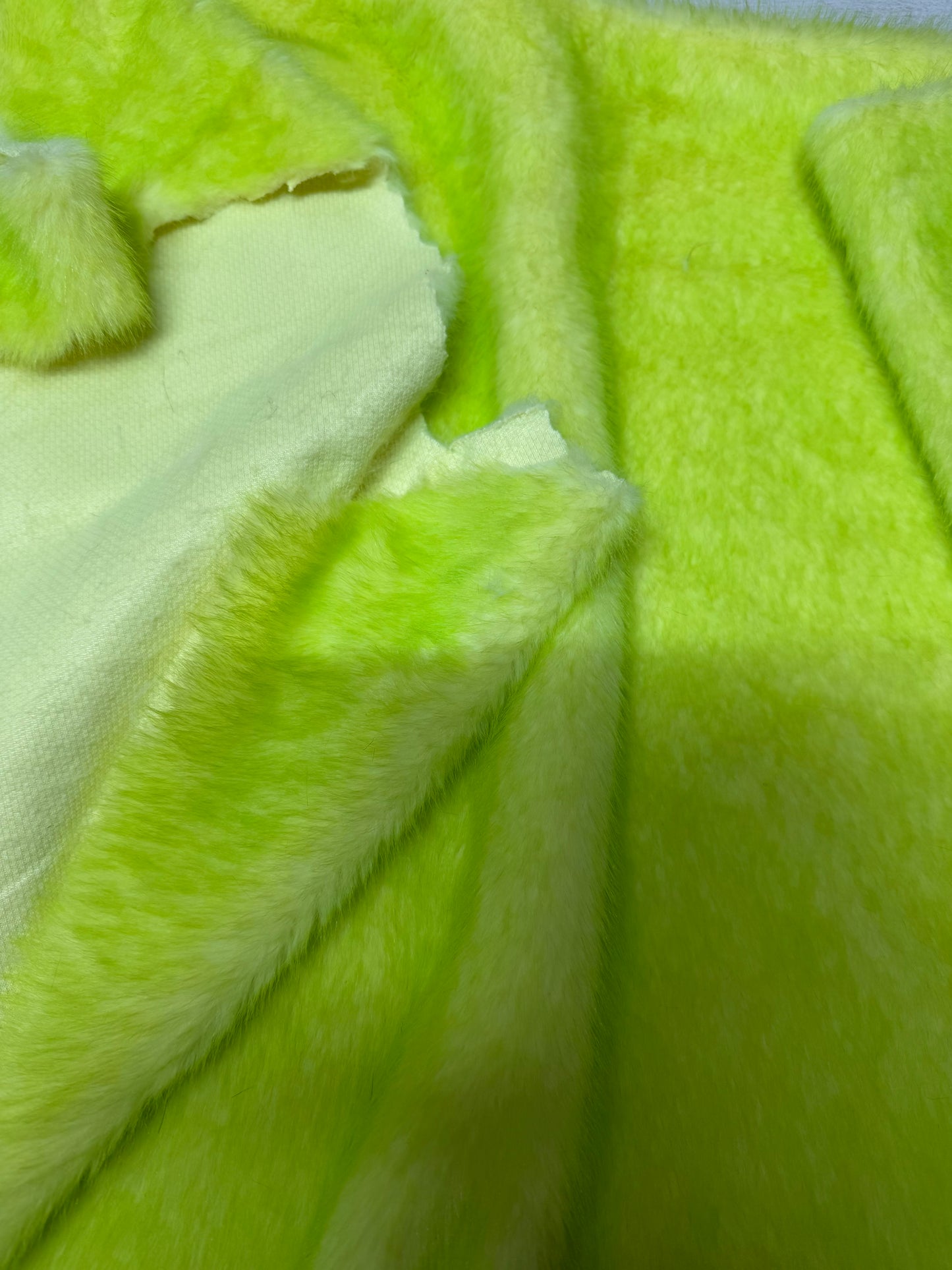 Fausse fourrure fluo vendue à la coupe par 10 cm