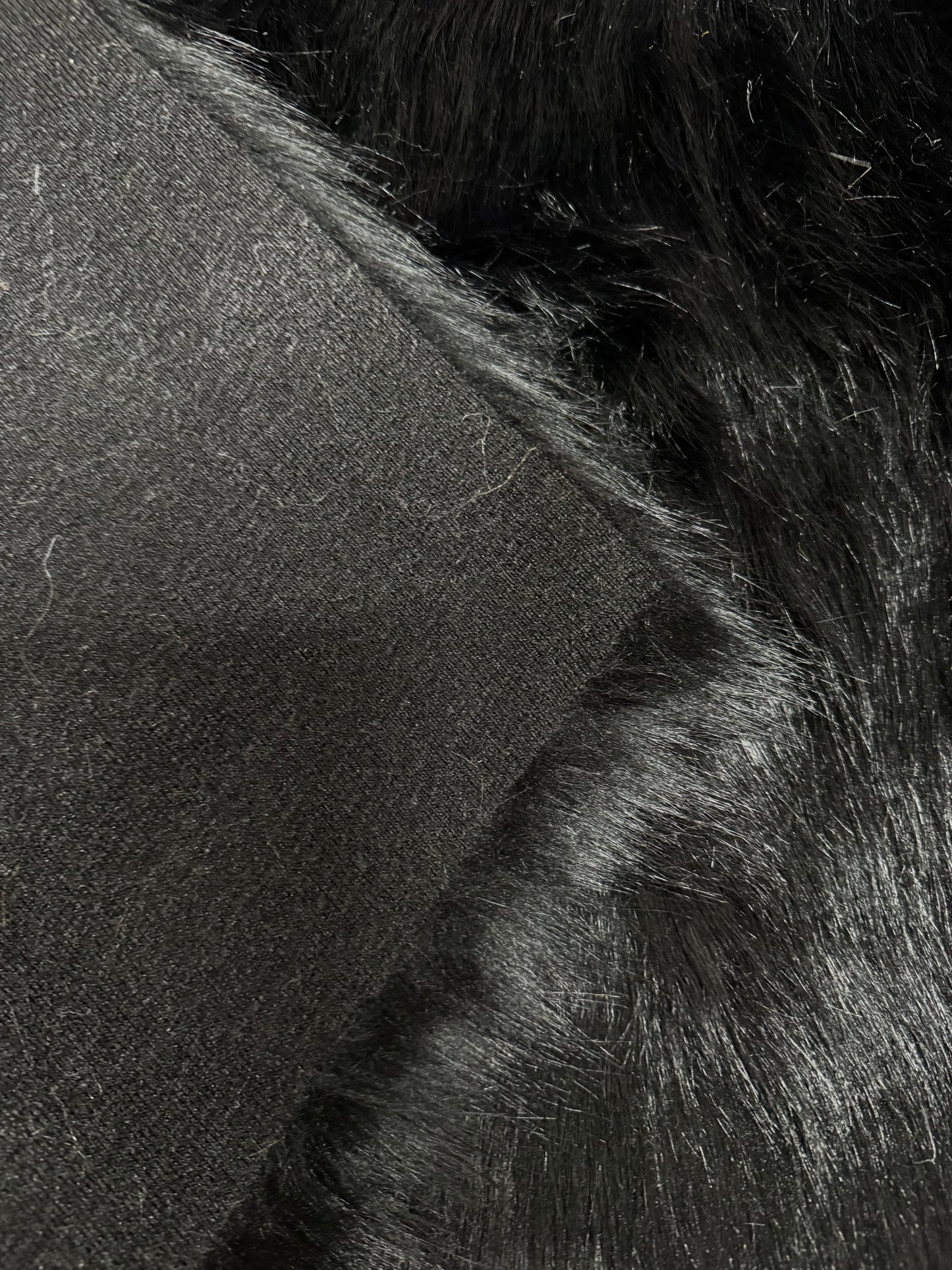 Tissu fausse fourrure noire luxe longs poils couture créative