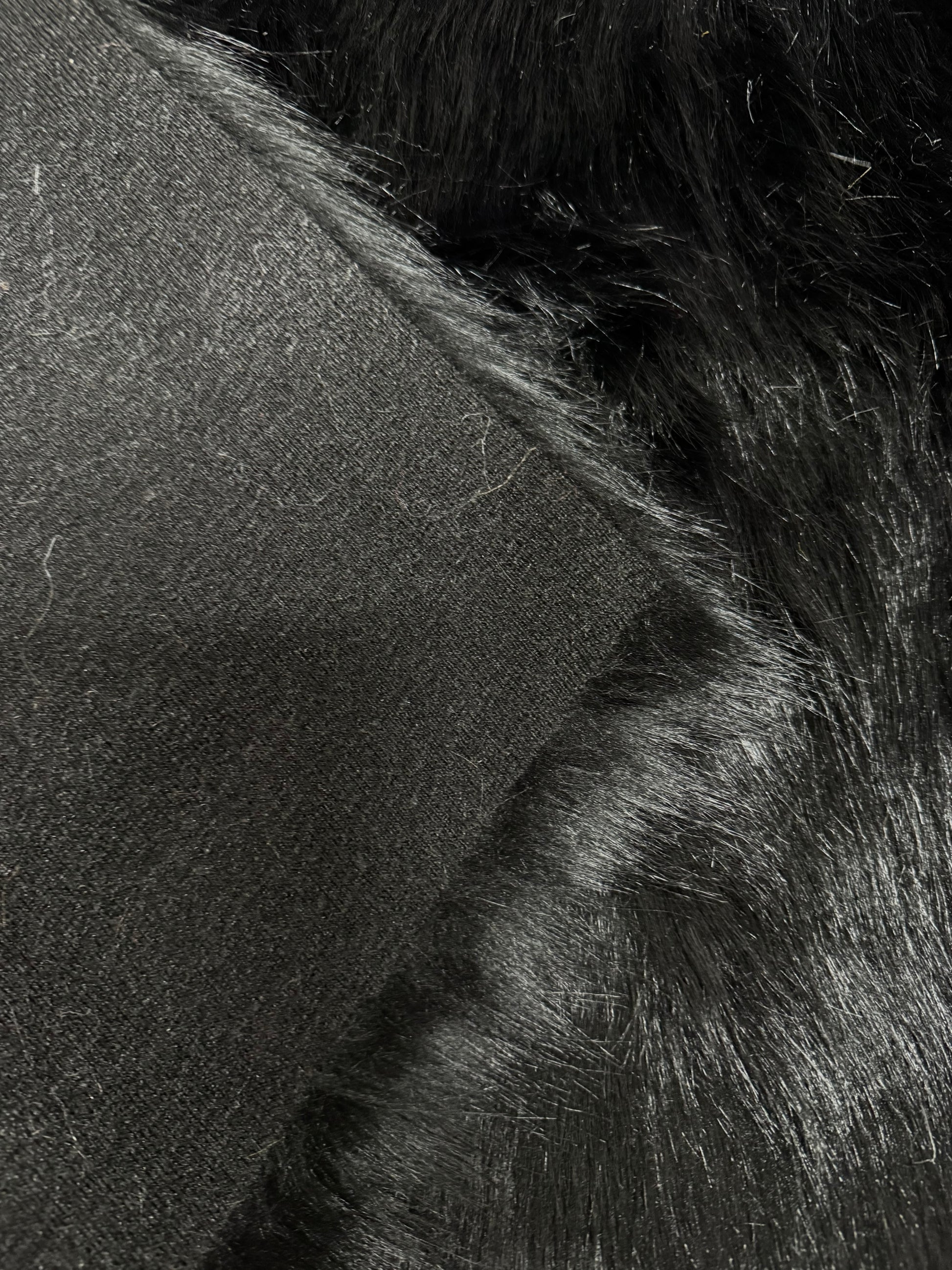 Tissu fausse fourrure noire luxe longs poils couture créative