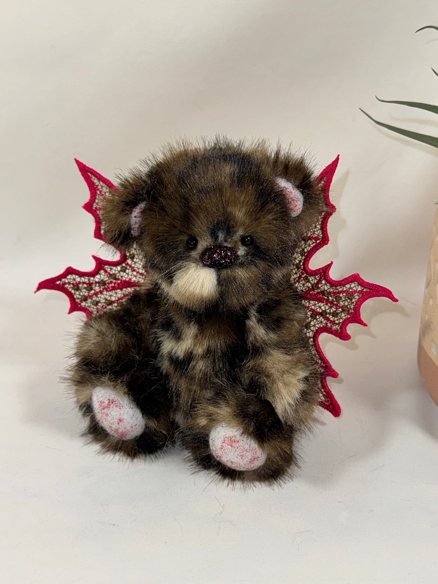 Ours de collection articulé Sépia 15 cm avec ailes amovibles framboise