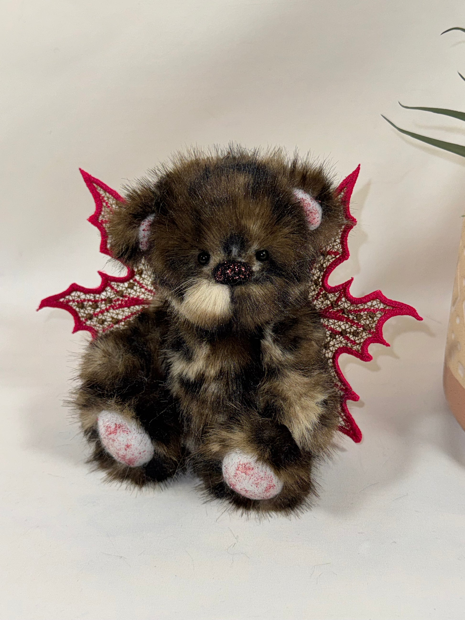 Ours de collection articulé Sépia 15 cm avec ailes amovibles framboise