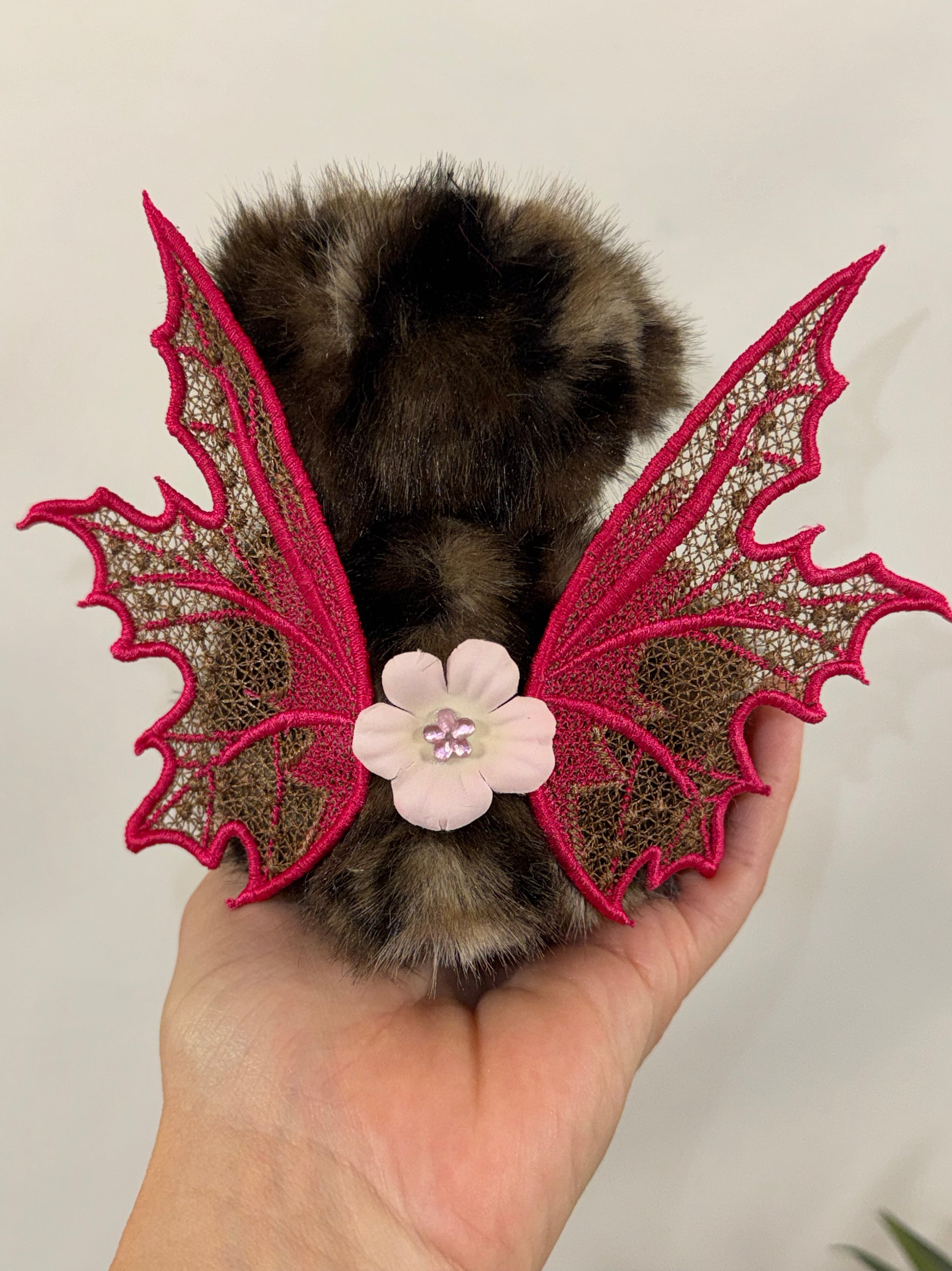 Ours artiste articulé à l'ancienne avec ailes brodées amovibles