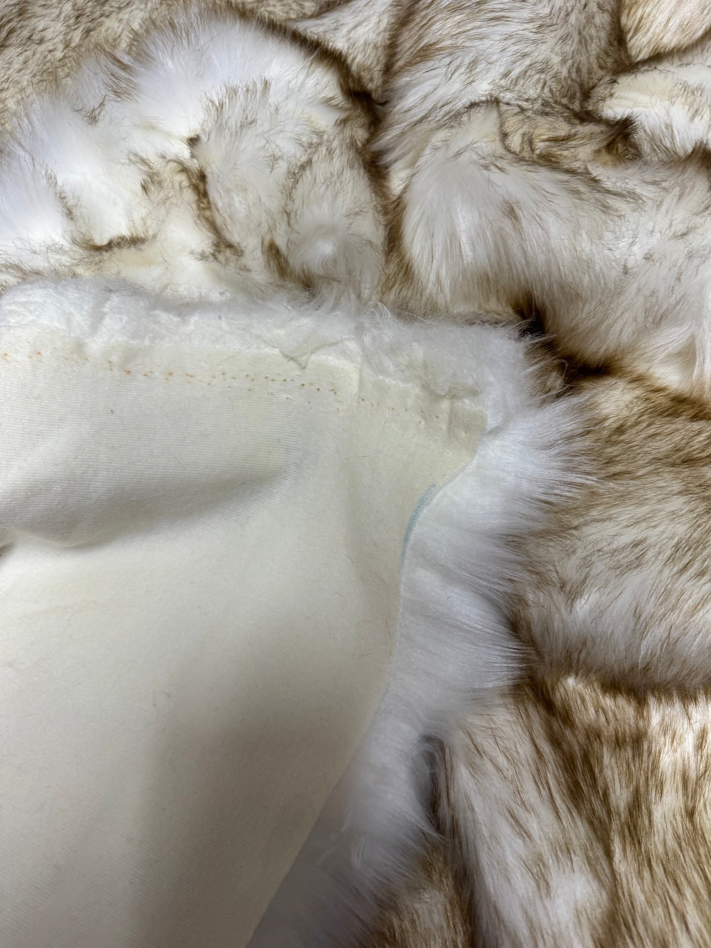 Fausse fourrure blanche nuancée marron vendue au mètre