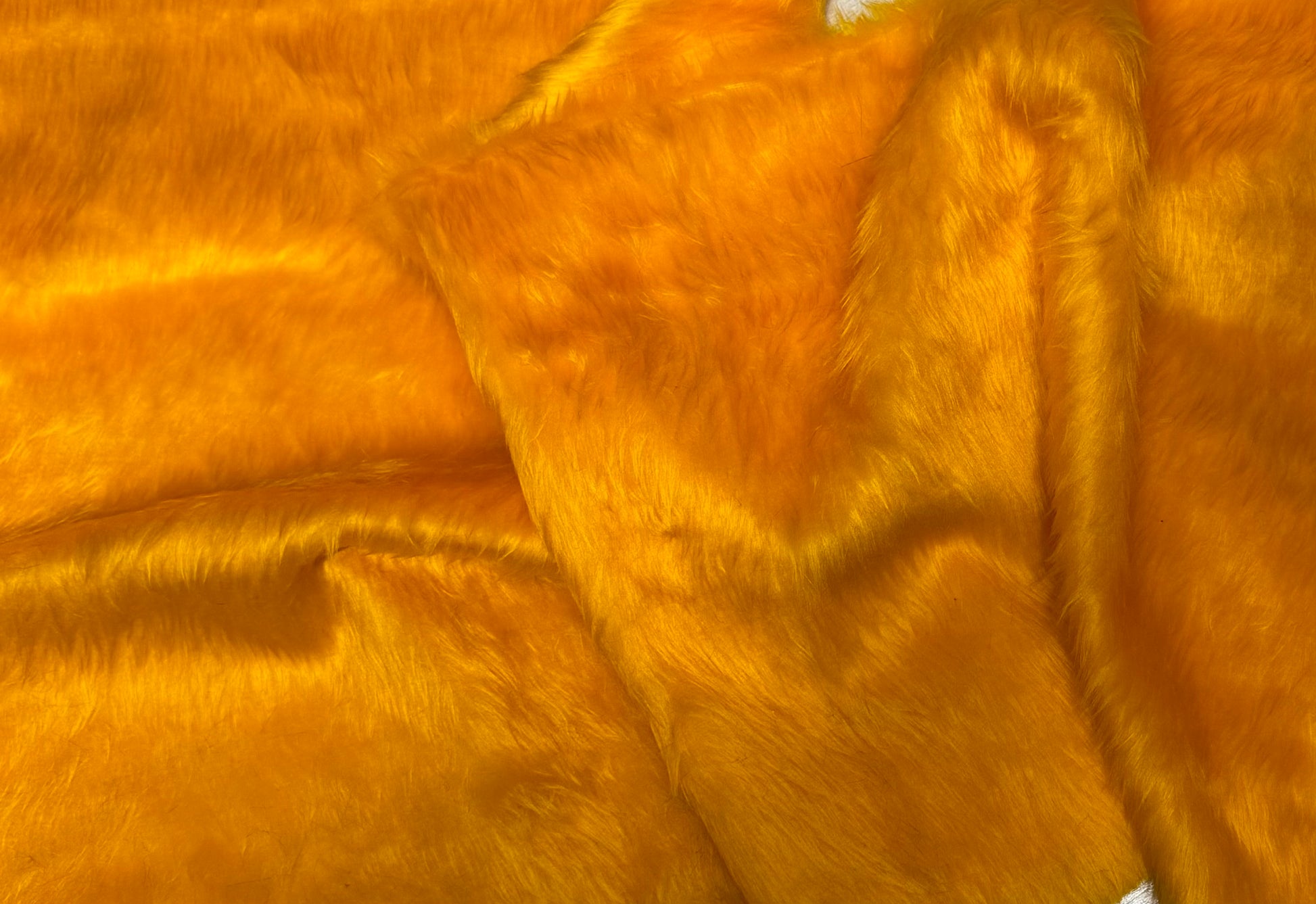 Tissu imitation fourrure orange doux et lumineux