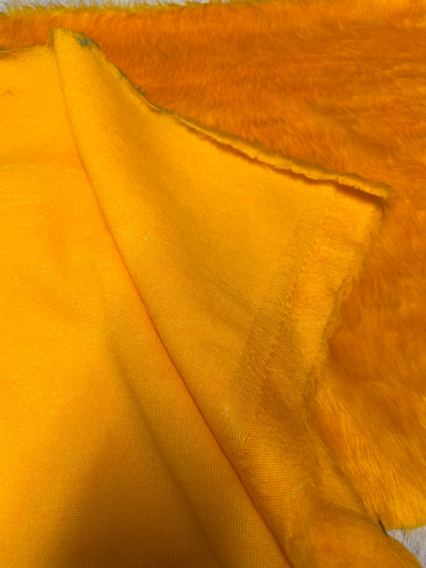 Fourrure synthétique orange vendue au mètre largeur 150 cm