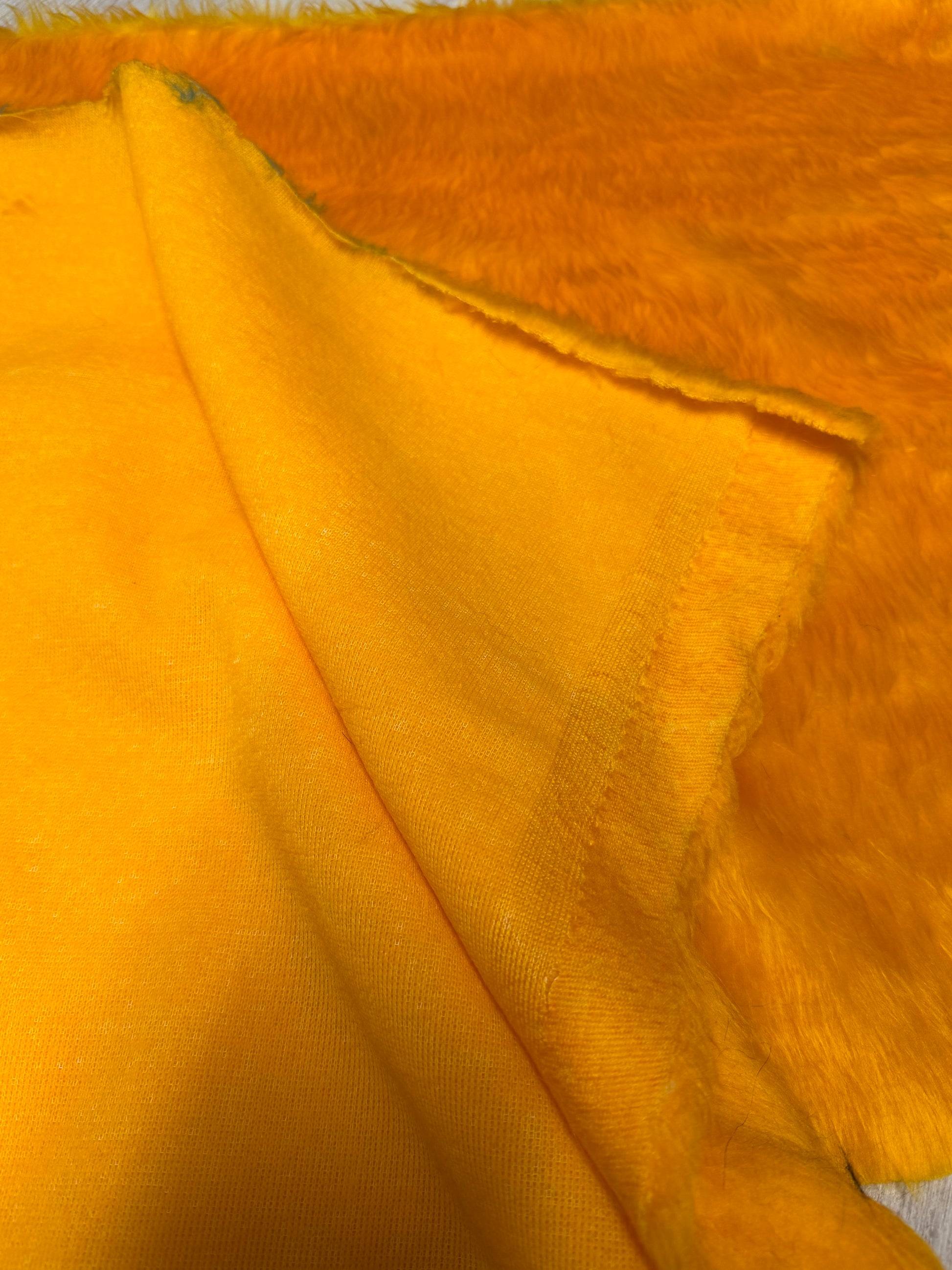Fourrure synthétique orange vendue au mètre largeur 150 cm