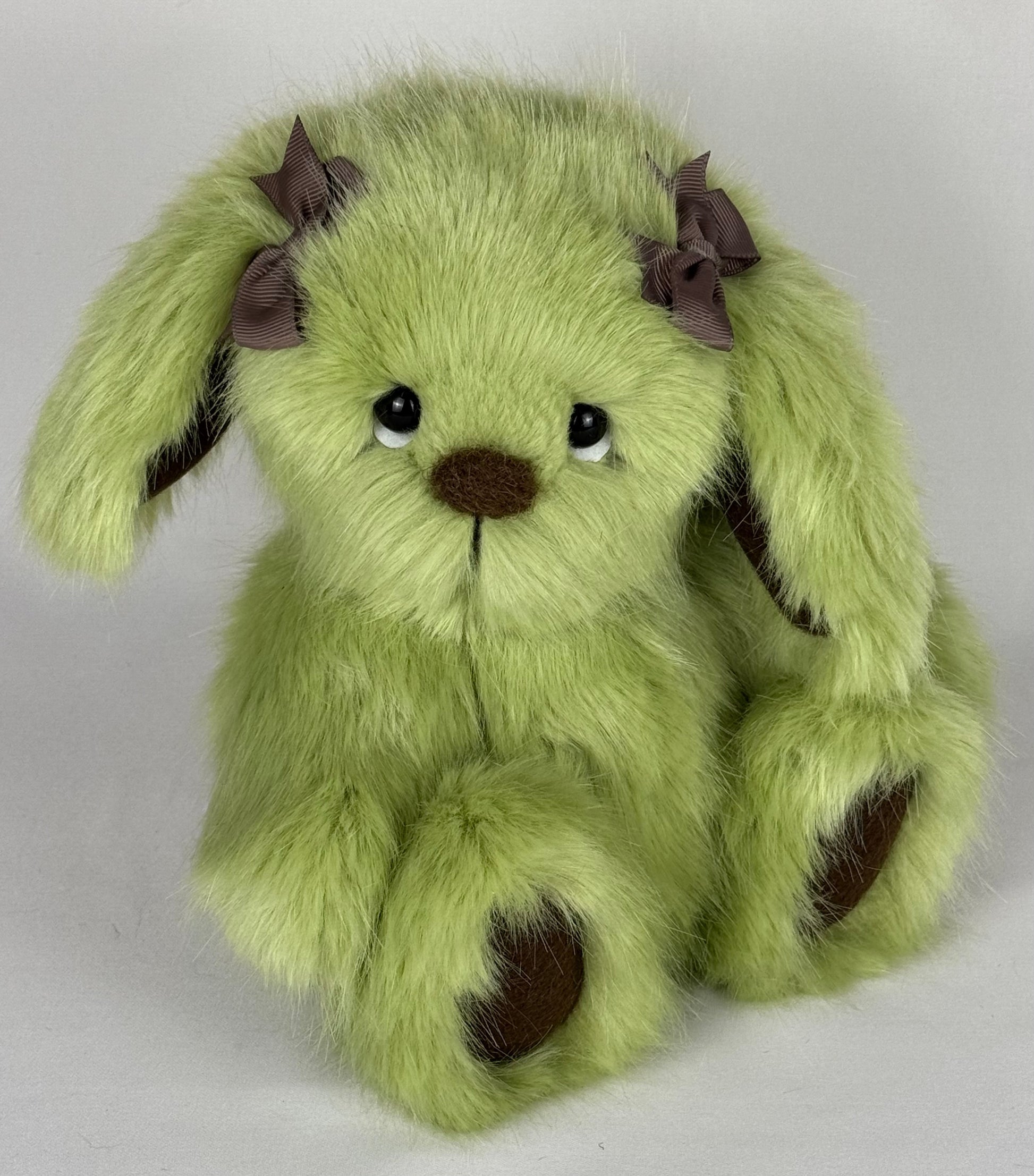 Lapine de collection unique en fausse fourrure verte, articulée tête, bras et jambes
