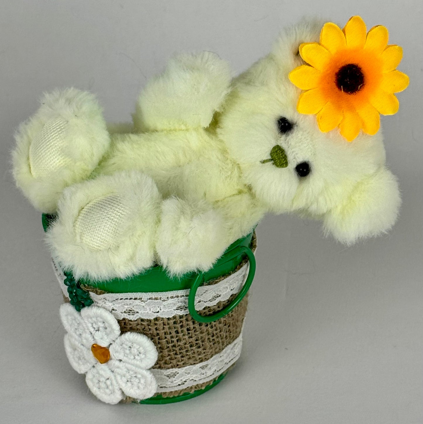 Détail du visage de l’ourson Little Sunflower avec yeux en verre et nez brodé