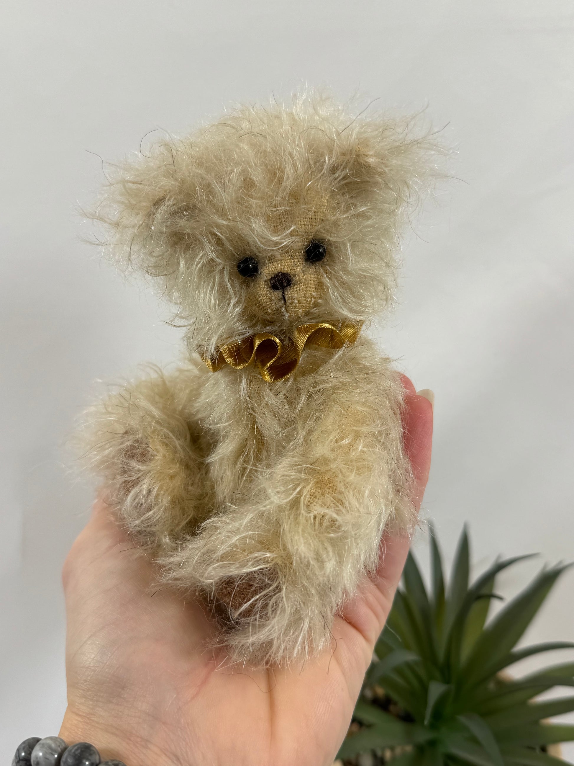 Détail du visage de Célestin ours de collection en mohair avec yeux en verre noir et nez brodé