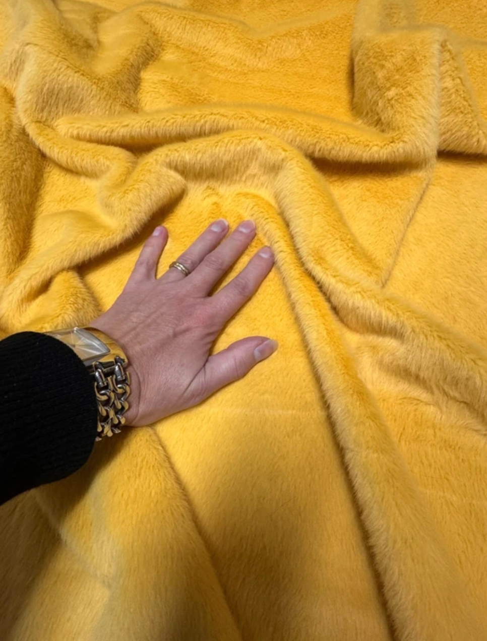 Coupon tissu fausse fourrure douce et légère jaune orange à poils courts 30cm x 86cm