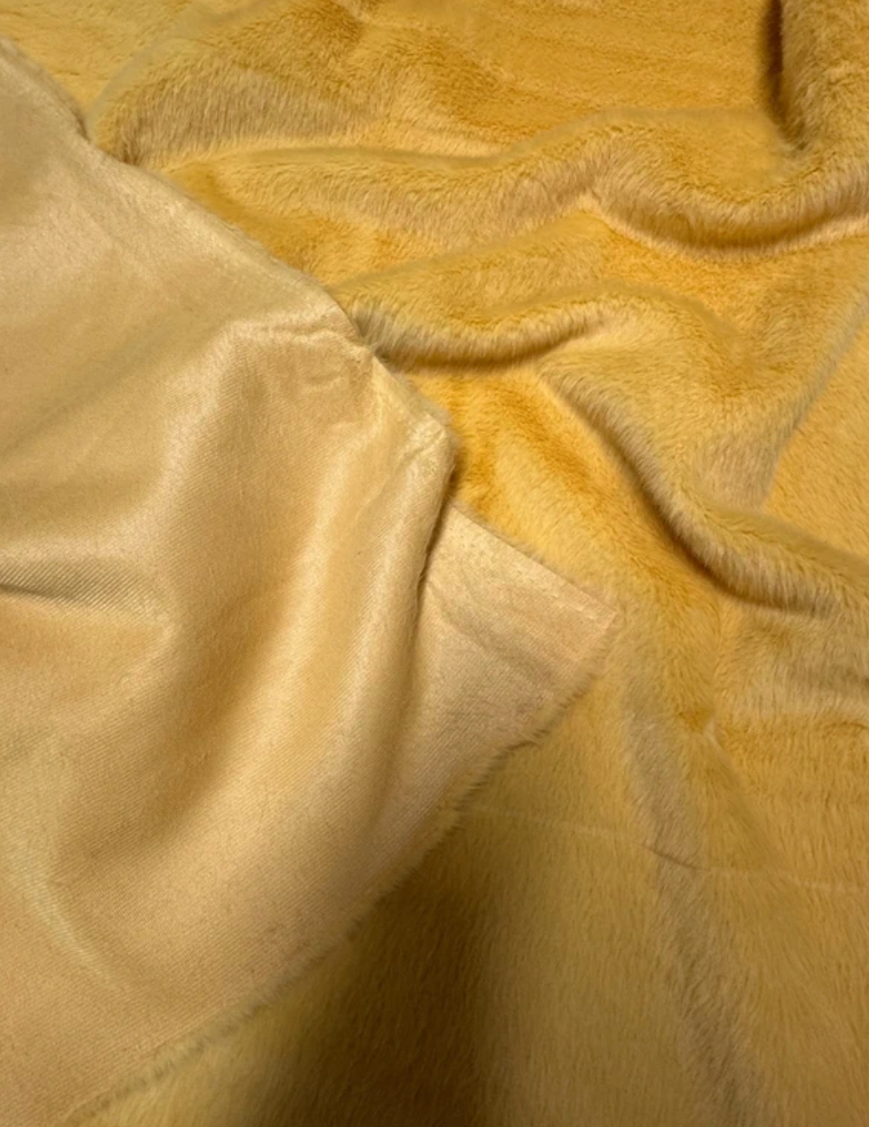 Coupon tissu fausse fourrure douce et légère jaune orange à poils courts 30cm x 86cm