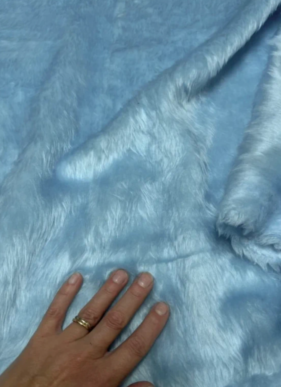 Coupon tissu fausse fourrure douce légère à poils mi-longs bleu clair 30cmx73cm