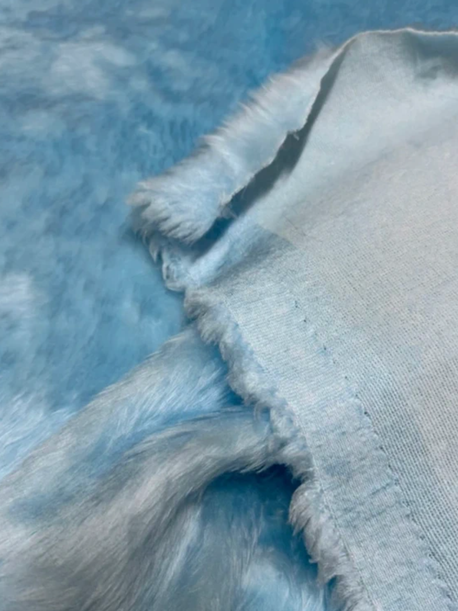 Coupon tissu fausse fourrure douce légère à poils mi-longs bleu clair 30cmx73cm