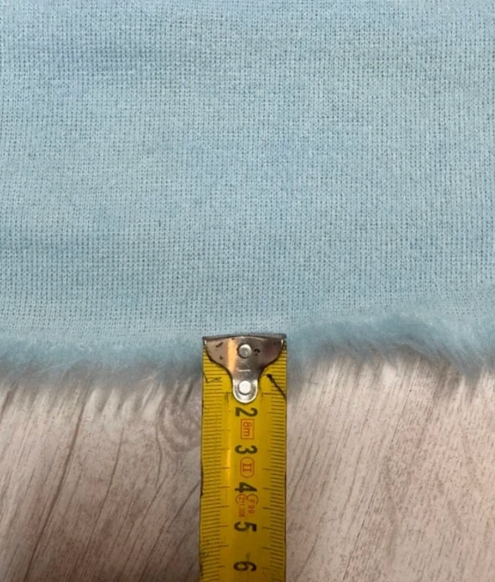 Coupon tissu fausse fourrure douce légère à poils mi-longs bleu clair 30cmx73cm