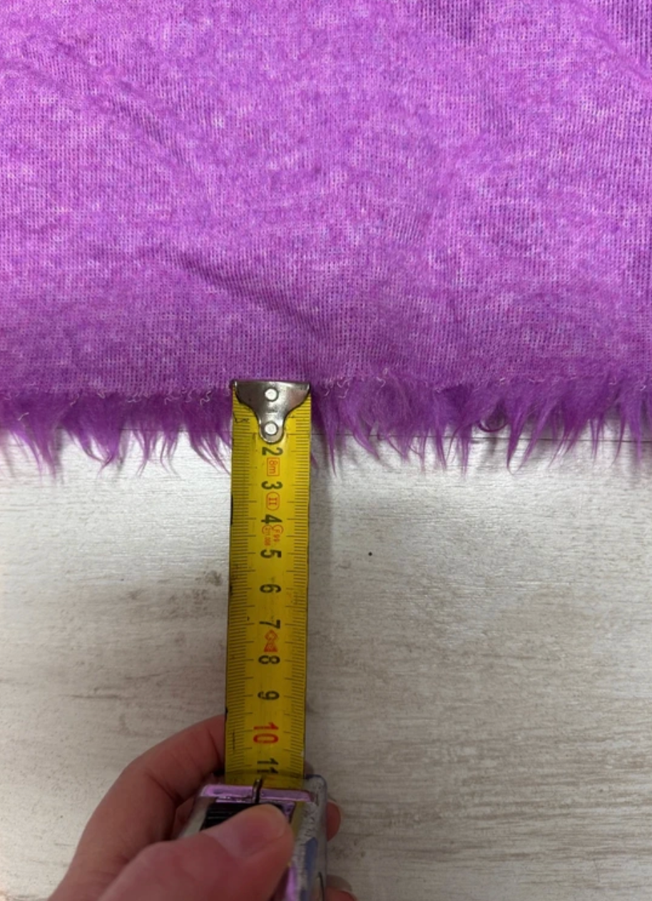 Coupon tissu fausse fourrure douce et légère violet à poils mi-longs 30cm x 156cm