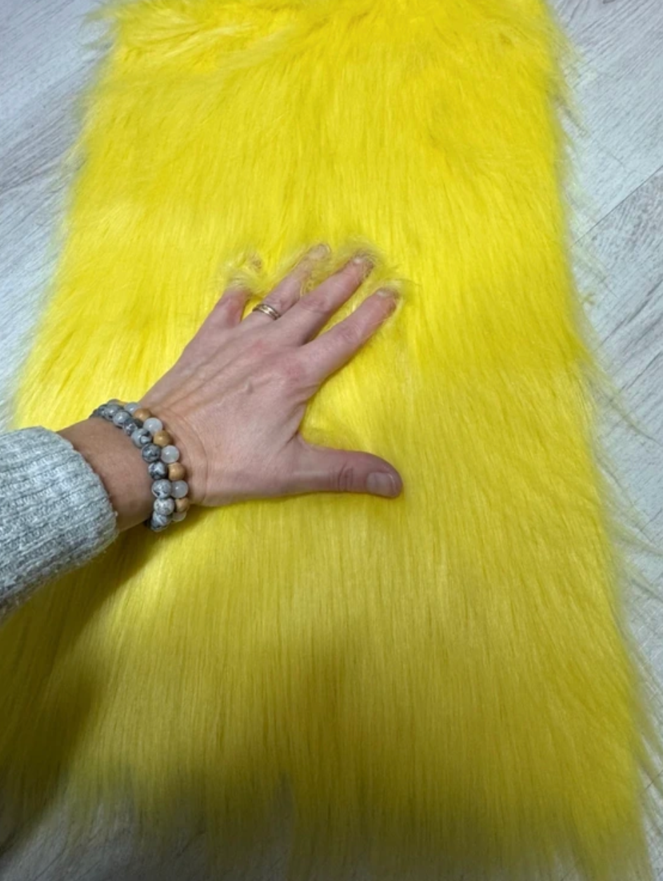 Coupon tissu de qualité fausse fourrure à poils longs doux jaune 50cm x 30cm