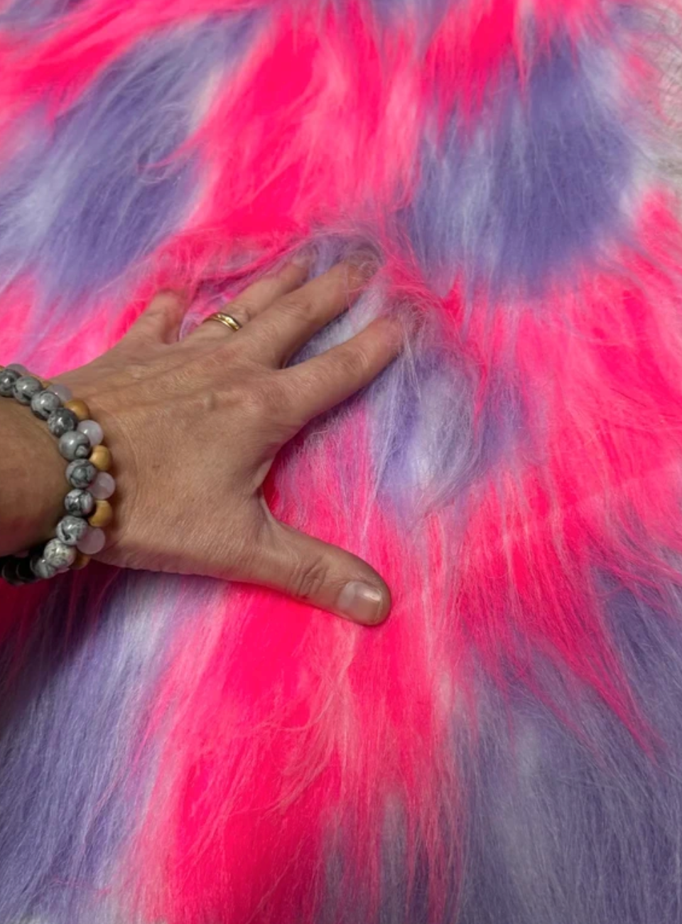 Coupon tissu fausse fourrure douce légère à poils longs violet rose blanc 50cm x30cm