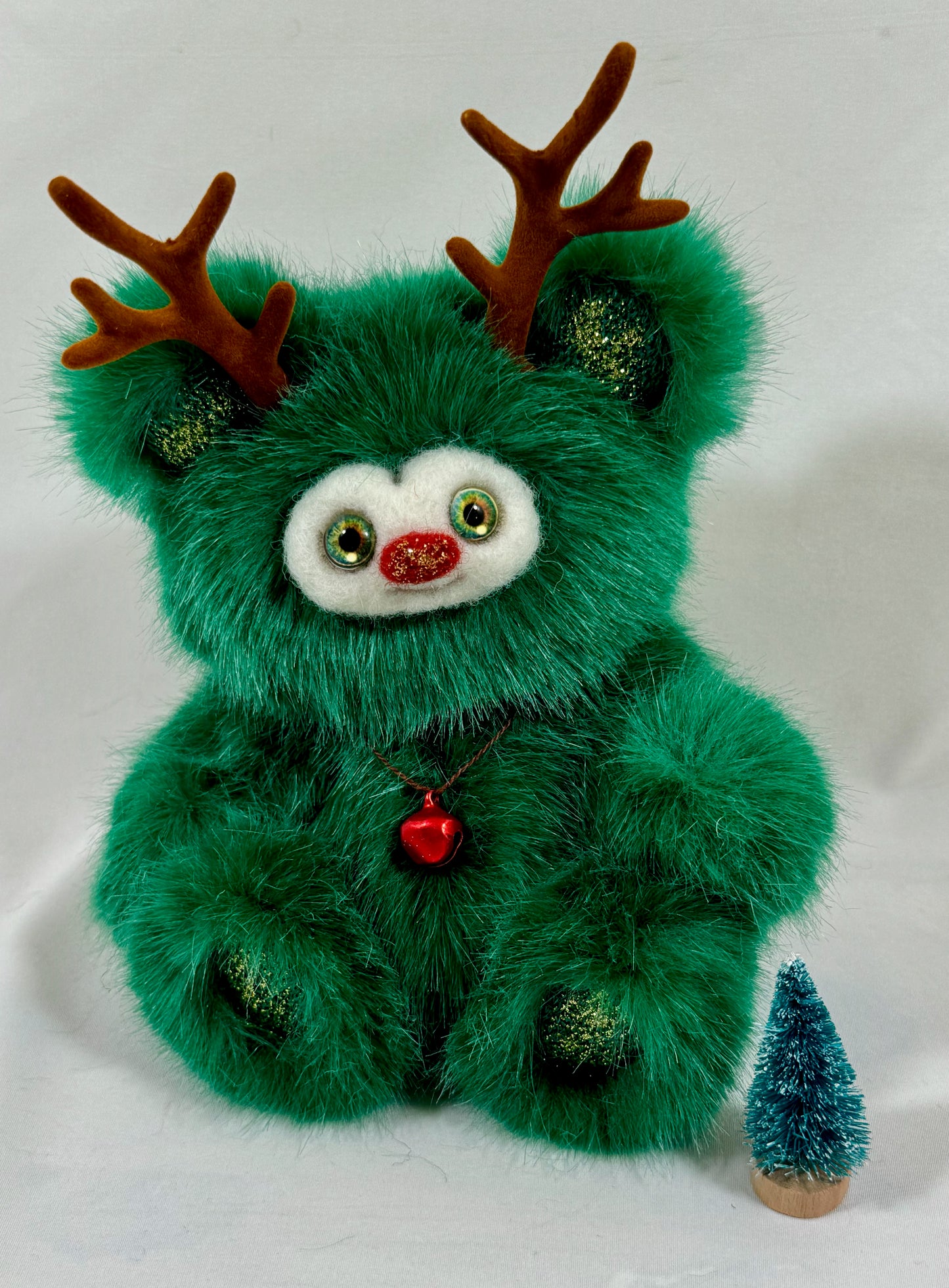 Frimousse de Noël “Anaé” – Peluche de collection articulée 17 cm | yeux en verre & visage feutré