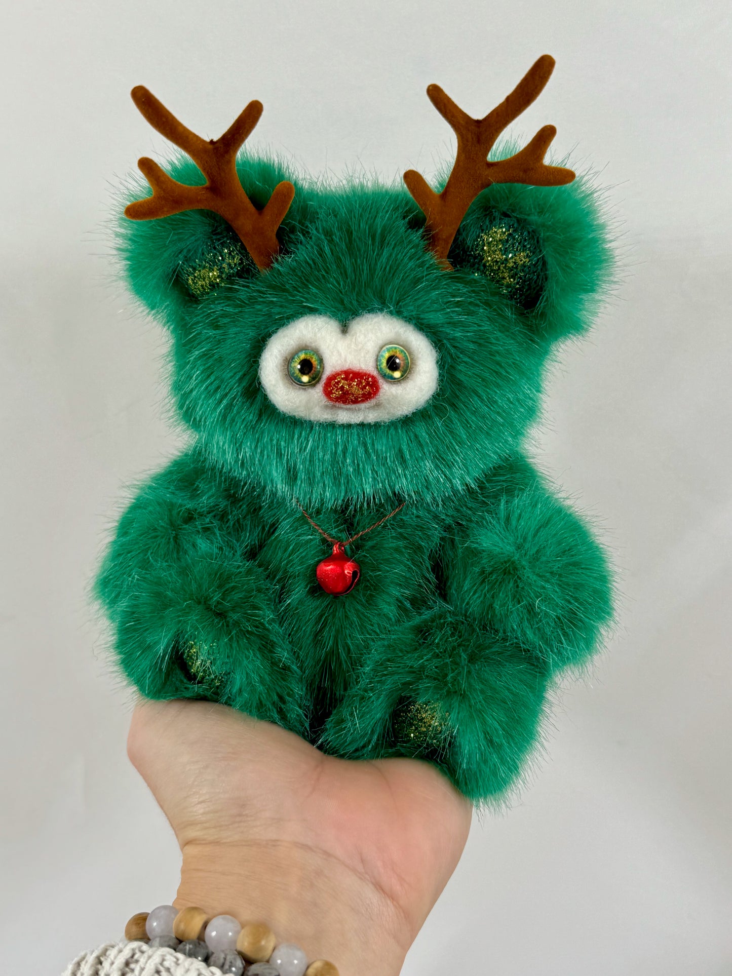 Frimousse de Noël “Anaé” – Peluche de collection articulée 17 cm | yeux en verre & visage feutré