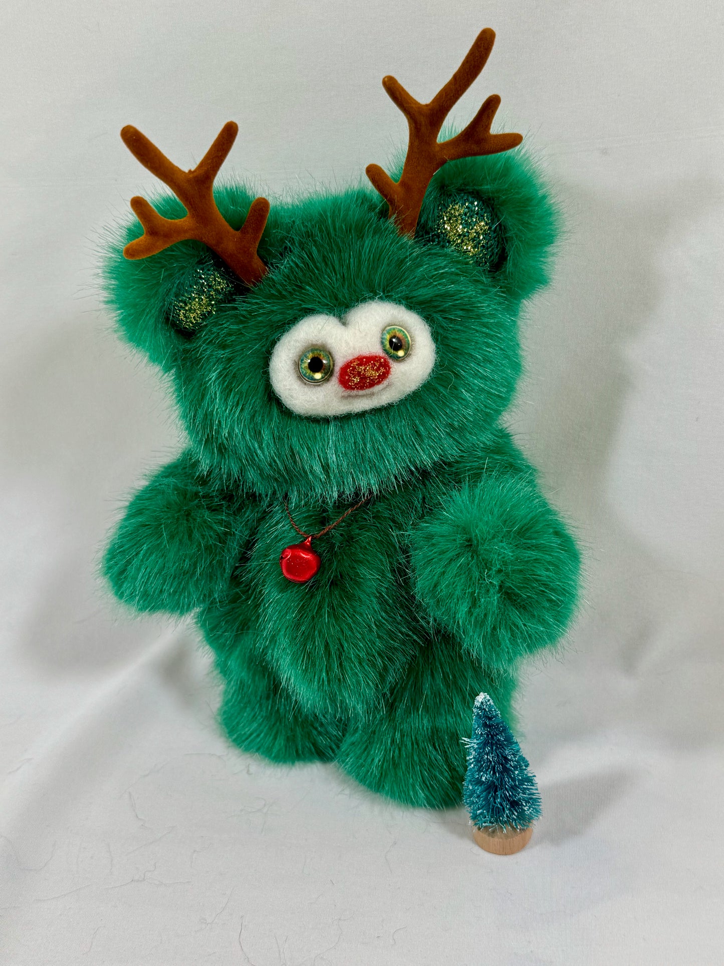 Frimousse de Noël “Anaé” – Peluche de collection articulée 17 cm | yeux en verre & visage feutré