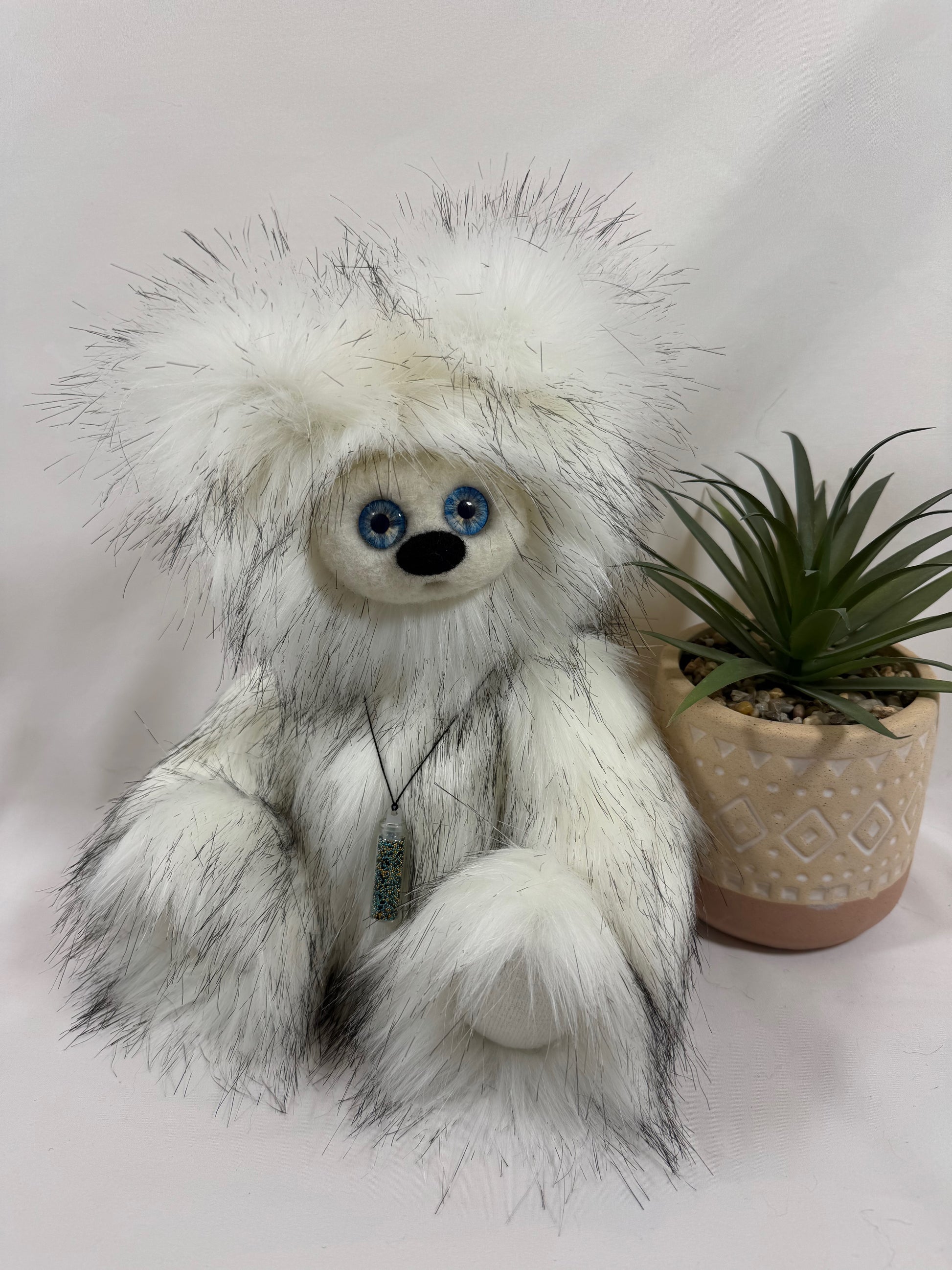 Frimousse Signature Auréa 30 cm, peluche artisanale faite main en fausse fourrure claire, yeux bleus
