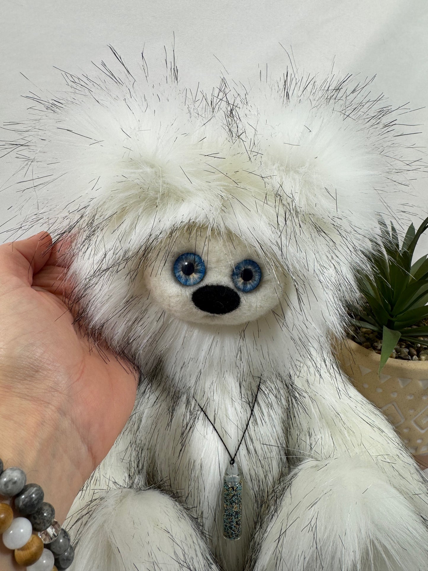 Détail du visage feutré d’Auréa, Frimousse Signature artisanale 30 cm aux yeux bleus, création unique