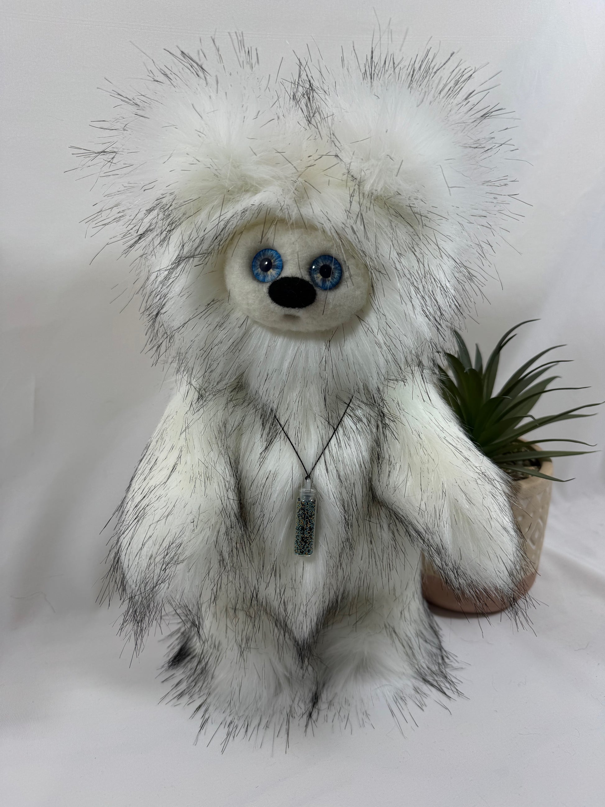 Peluche d’art Frimousse Signature Auréa posée en décoration, création textile artisanale unique faite main