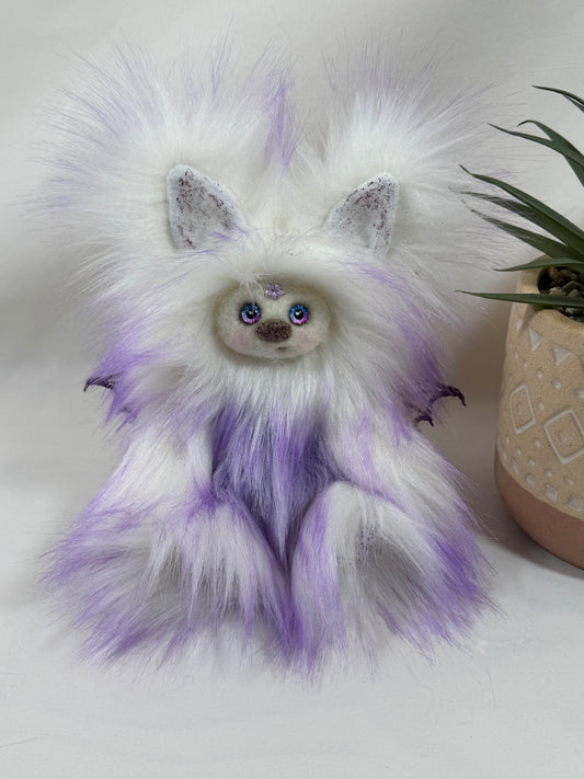 Frimousse elfique Auréline 18 cm blanche et violette avec ailes brodées amovibles